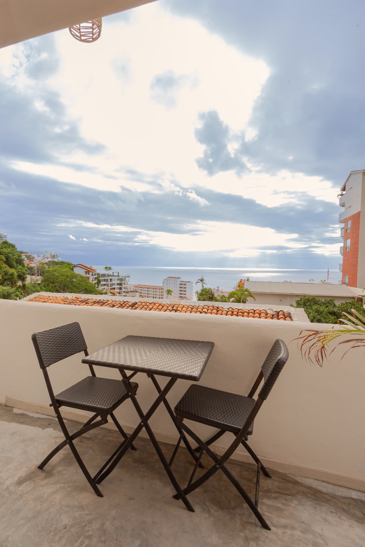 Balcón de la habitación Premium King con mesa para dos y vista al mar