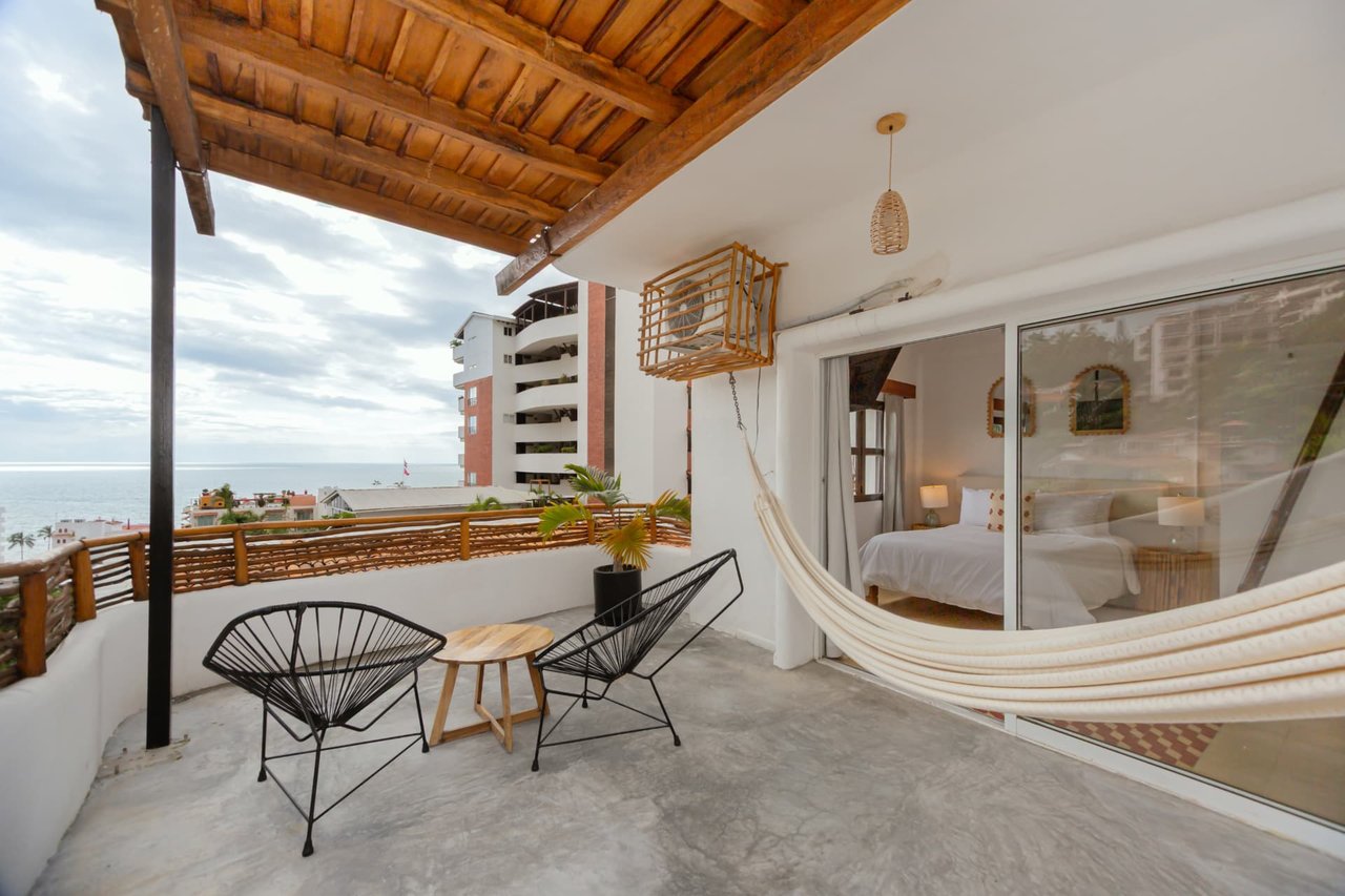 Terraza privada de la habitación Deluxe de Amaca con vista al mar