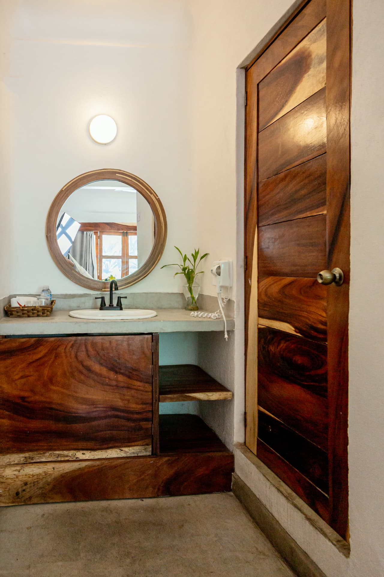 Lavabo y espejo del baño de la habitación 108