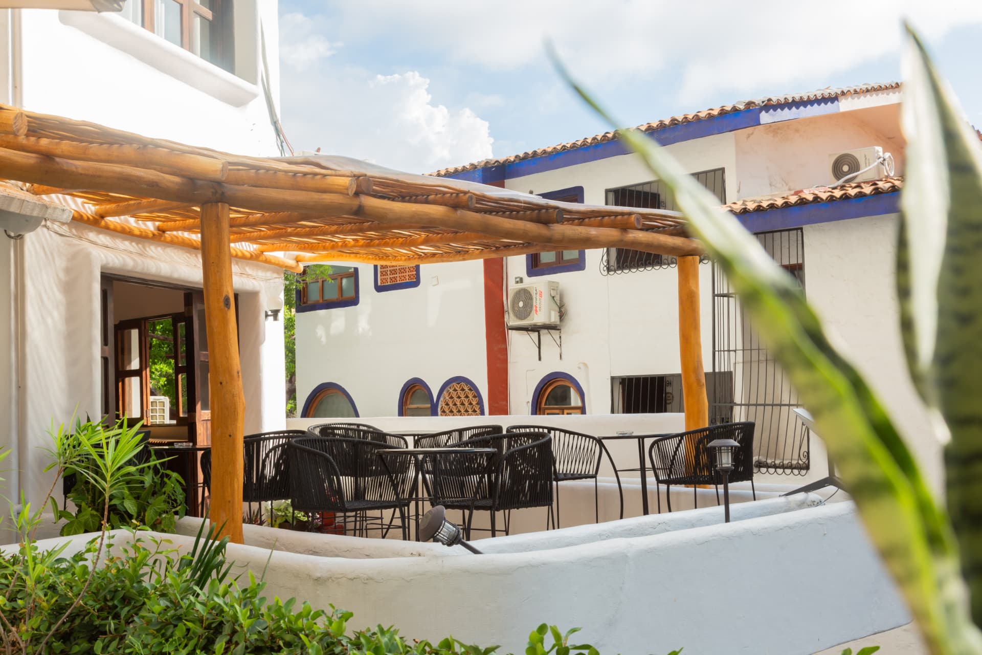 Mesas en una terraza al aire libre de Amaca