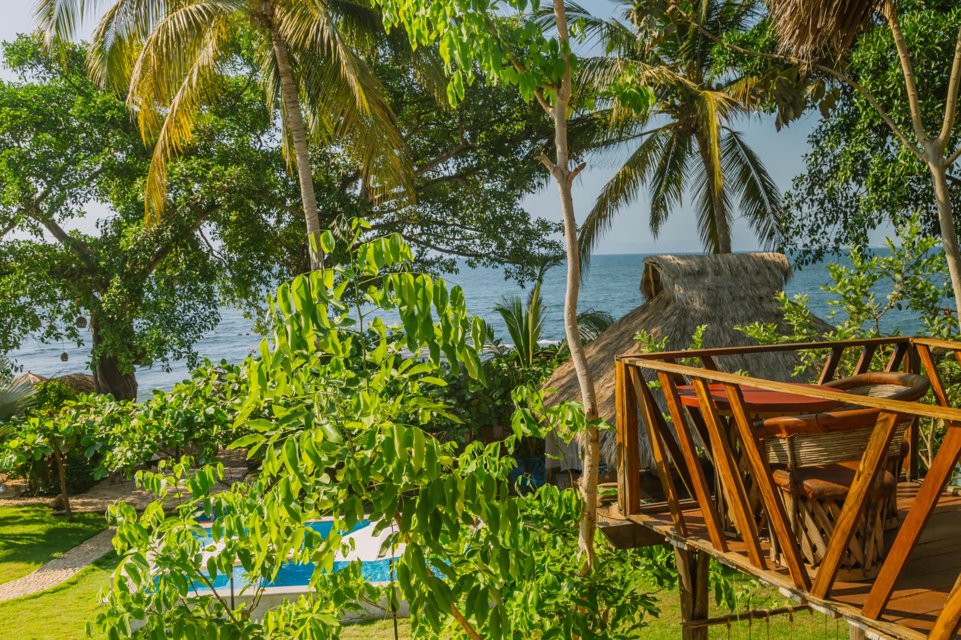 Terraza entre la selva con vista al mar en Amaca Beach Retreat