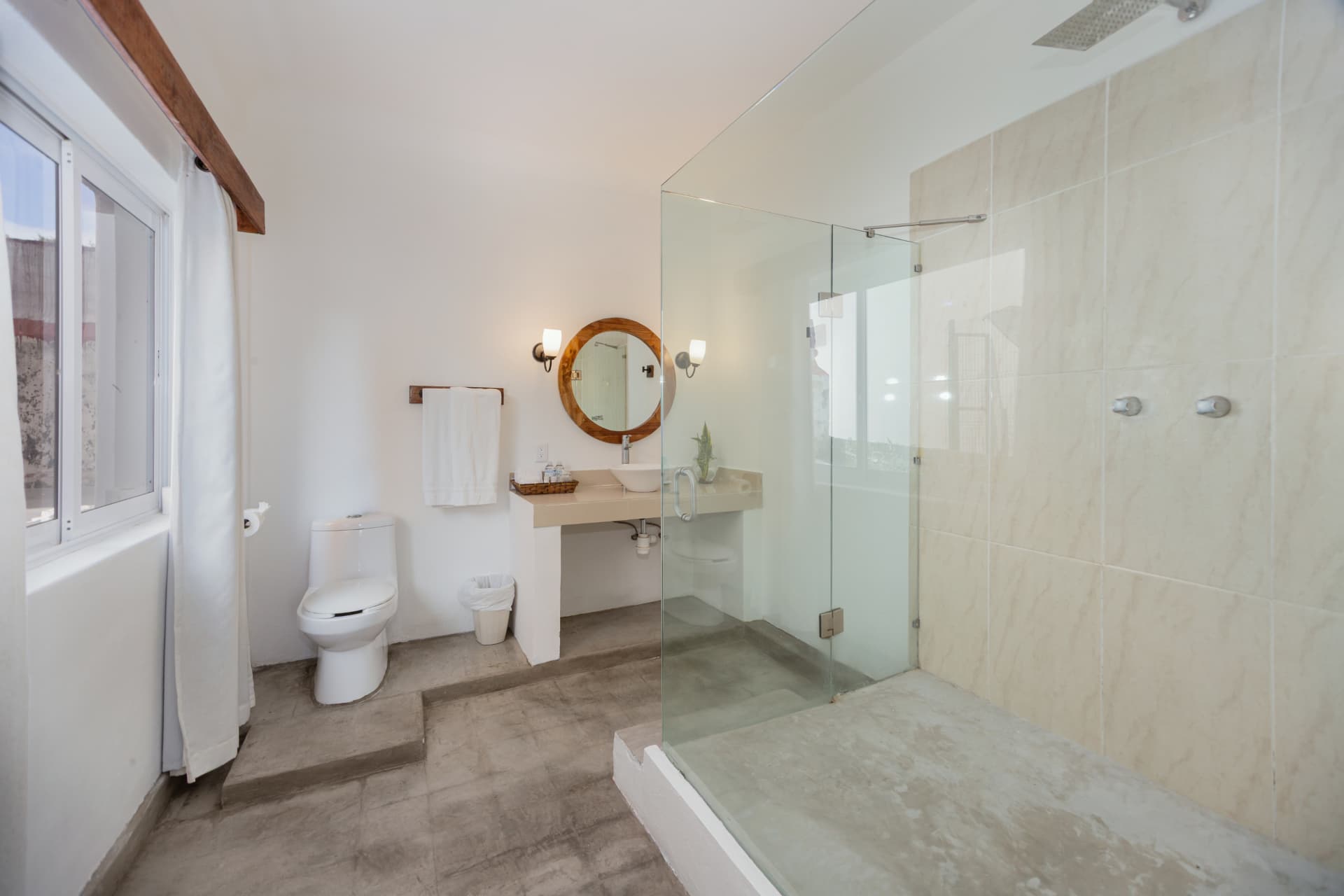 Baño de la habitación 106 con regadera de lluvia