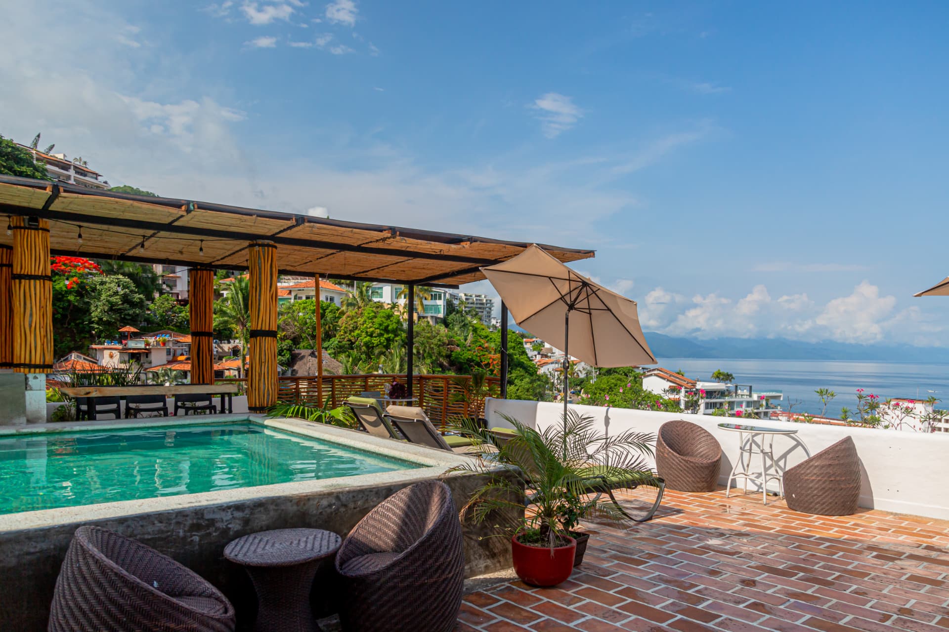 Terraza amplia de Amaca con vista a Puerto Vallarta