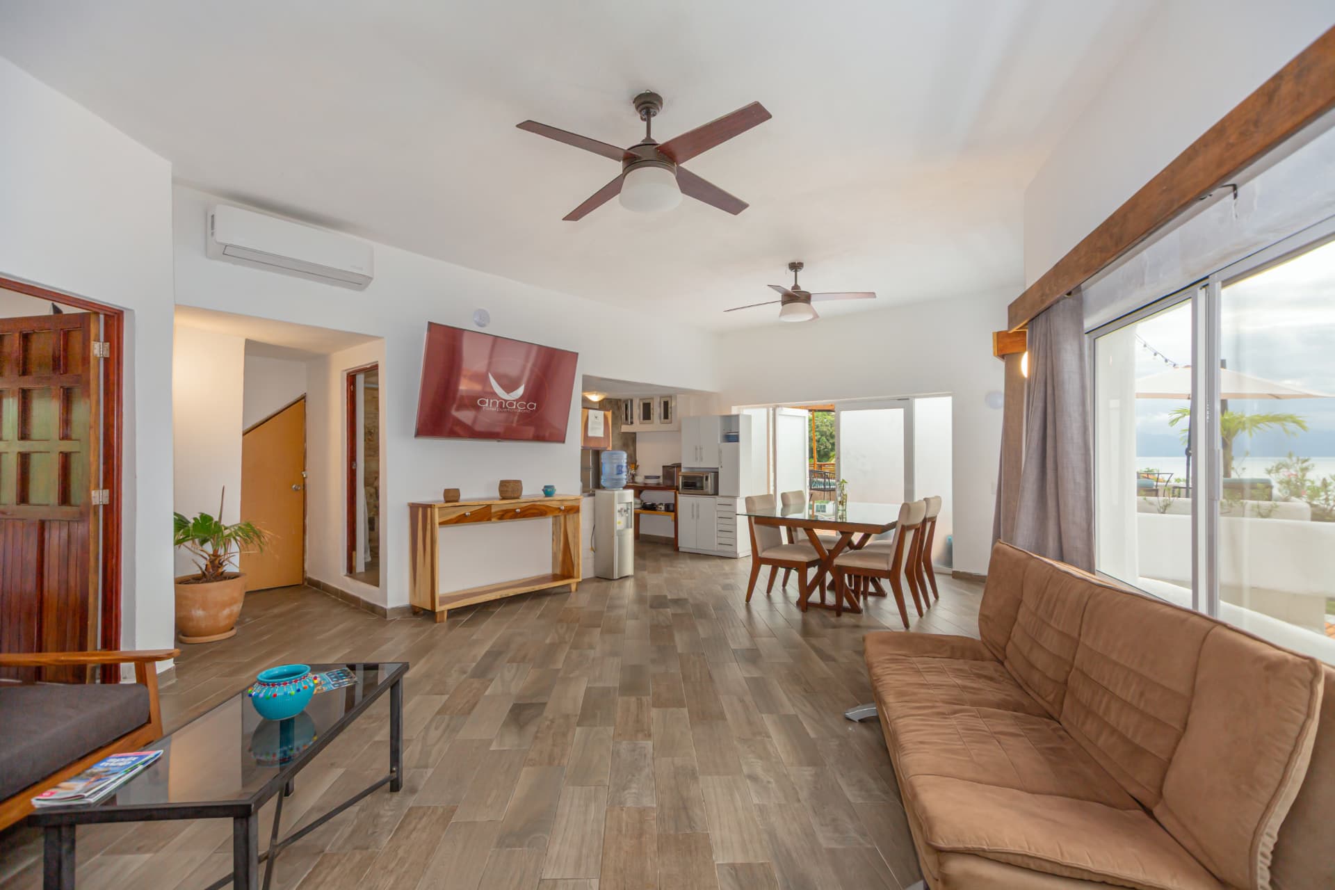 Estancia amplia del Penthouse con sala, comedor y cocineta
