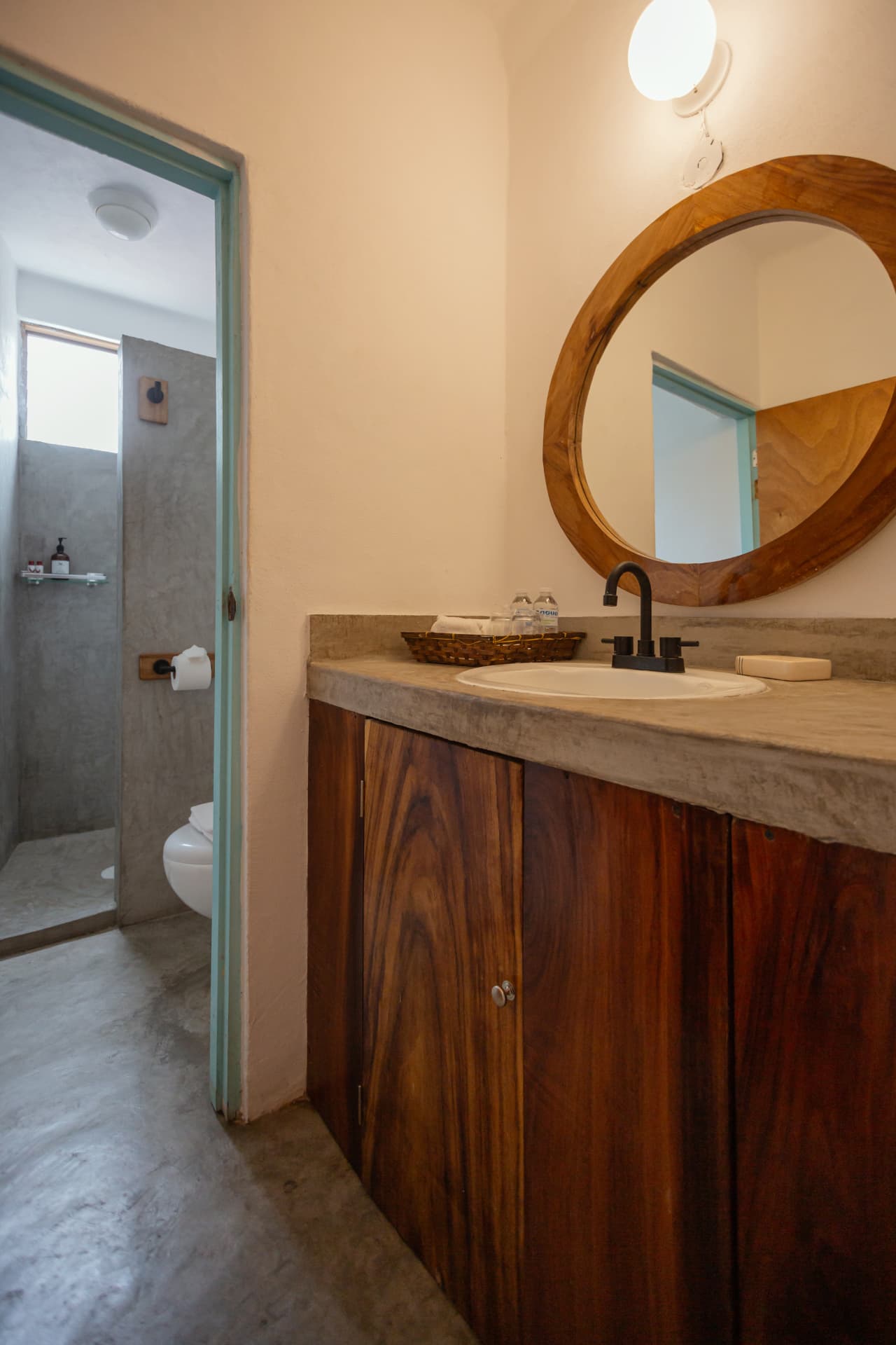 Lavabo y espejo del baño de la habitación 207