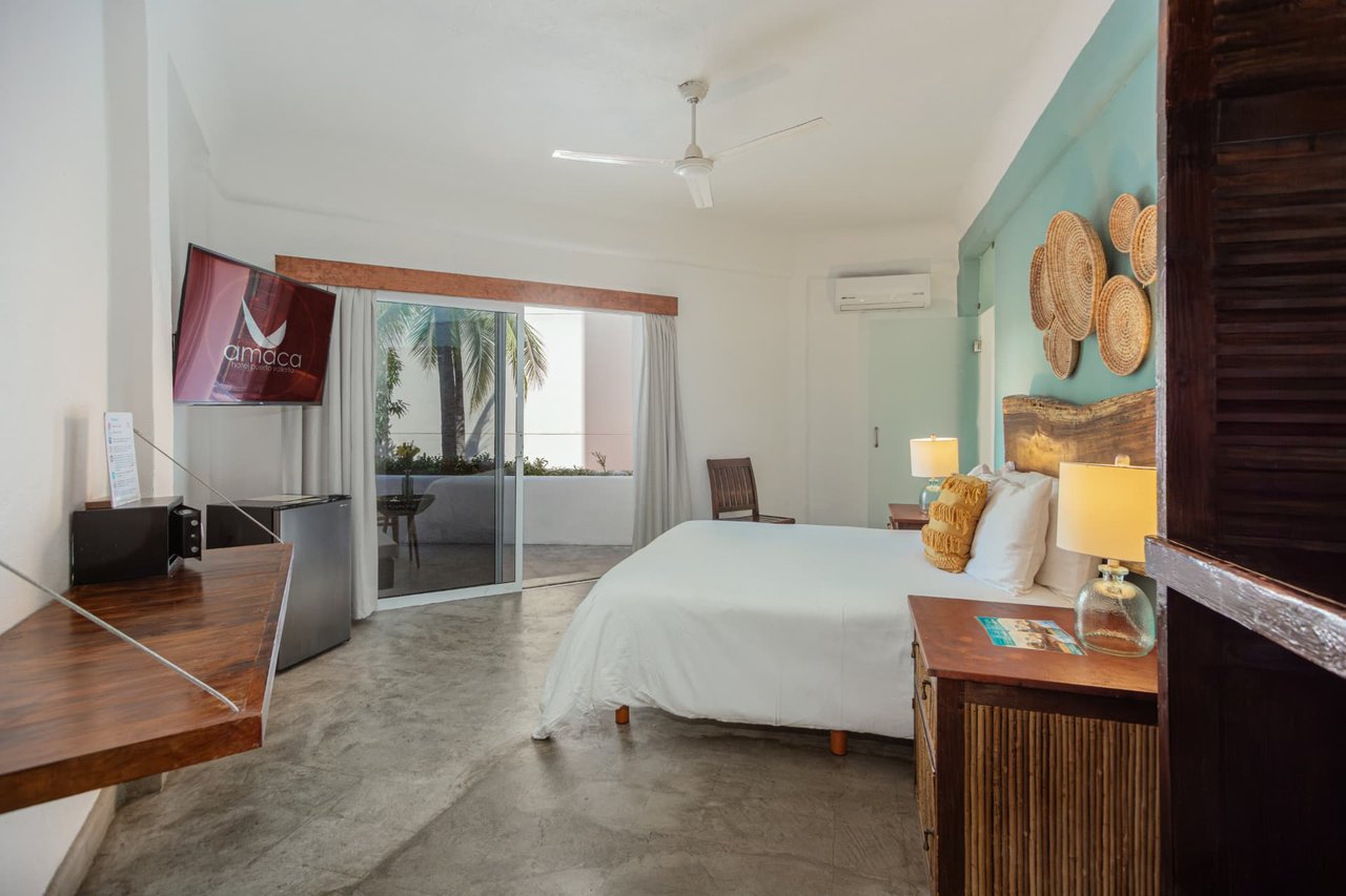Room 106 with Queen bed, desk and balcony access