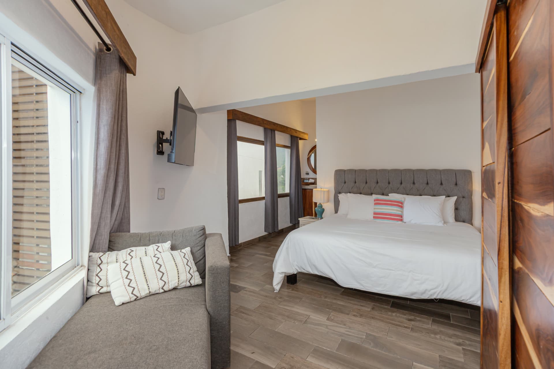 Primera habitación King del Penthouse con área para sentarse