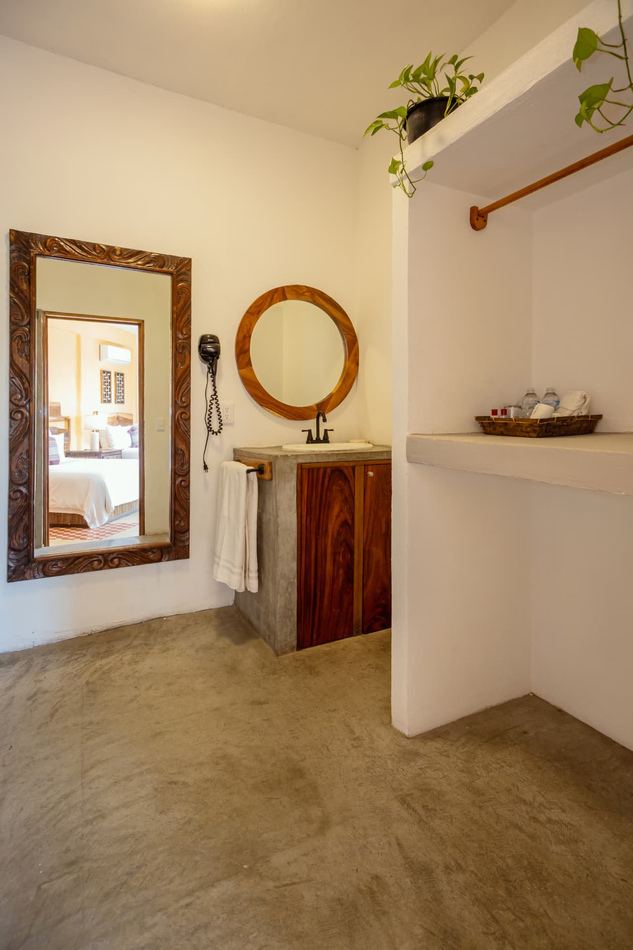 Habitación 203: área de lavabo con espejos, secadora y closet
