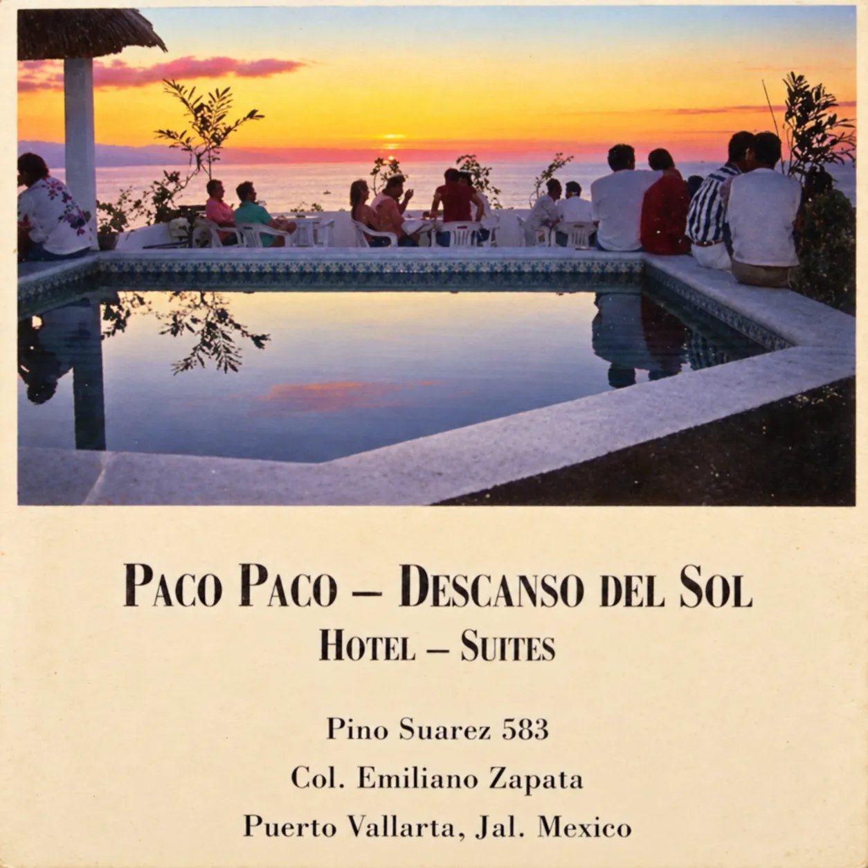 Carte postale vintage de Paco Paco Descanso del Sol avec la piscine et les invités au coucher du soleil