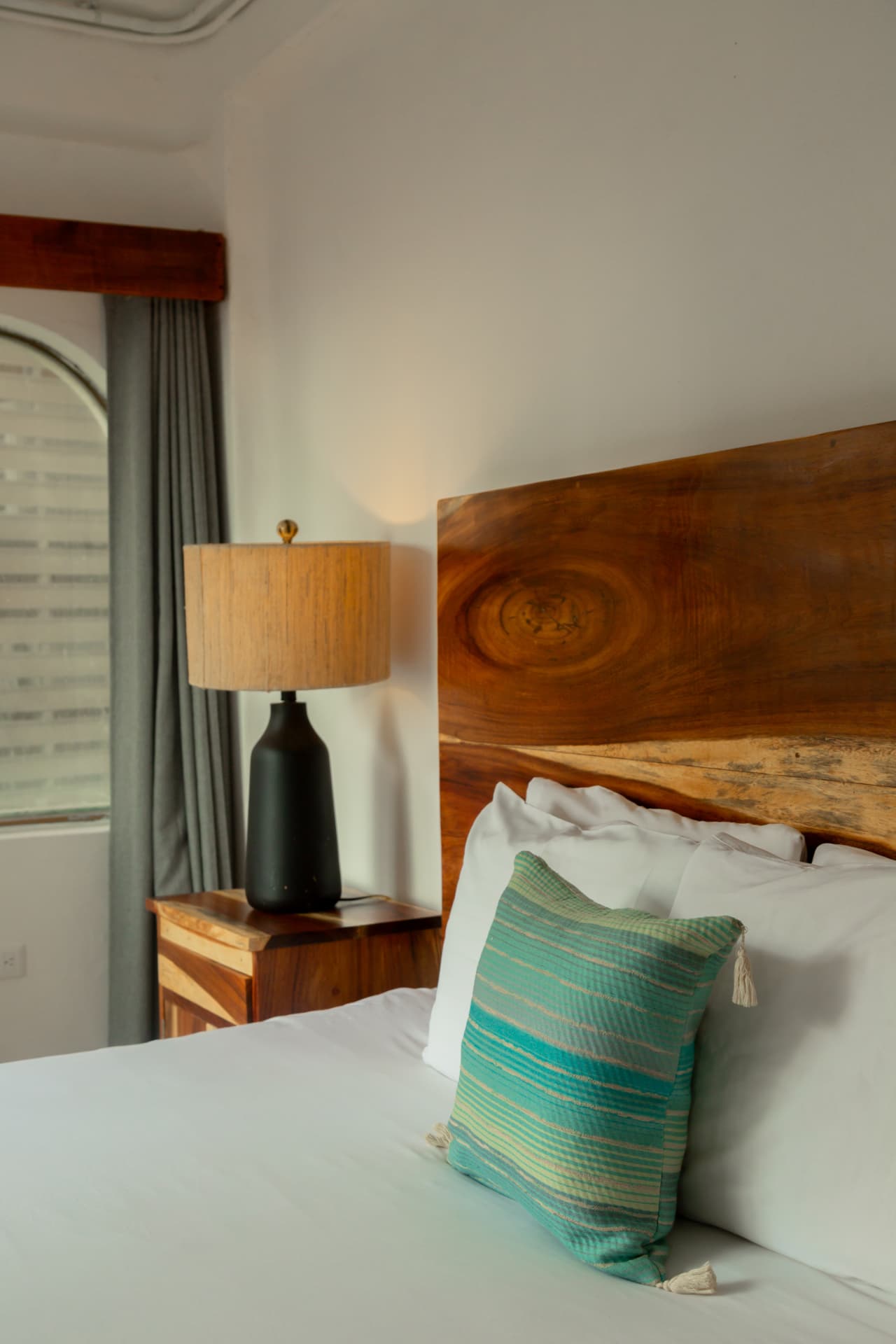 Detalle de la cama y mobiliario de madera de la habitación 306