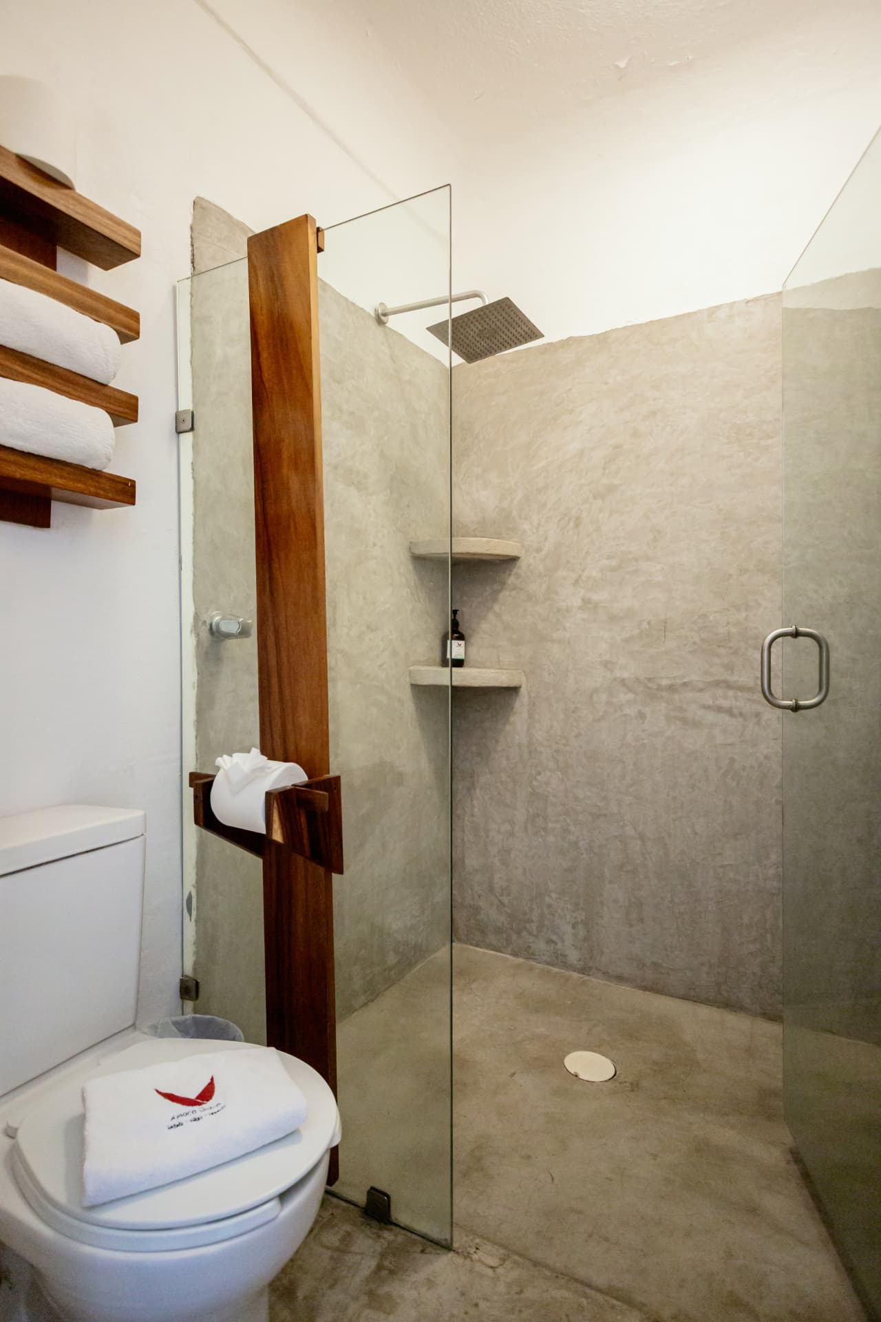 Regadera del baño privado de la habitación 108
