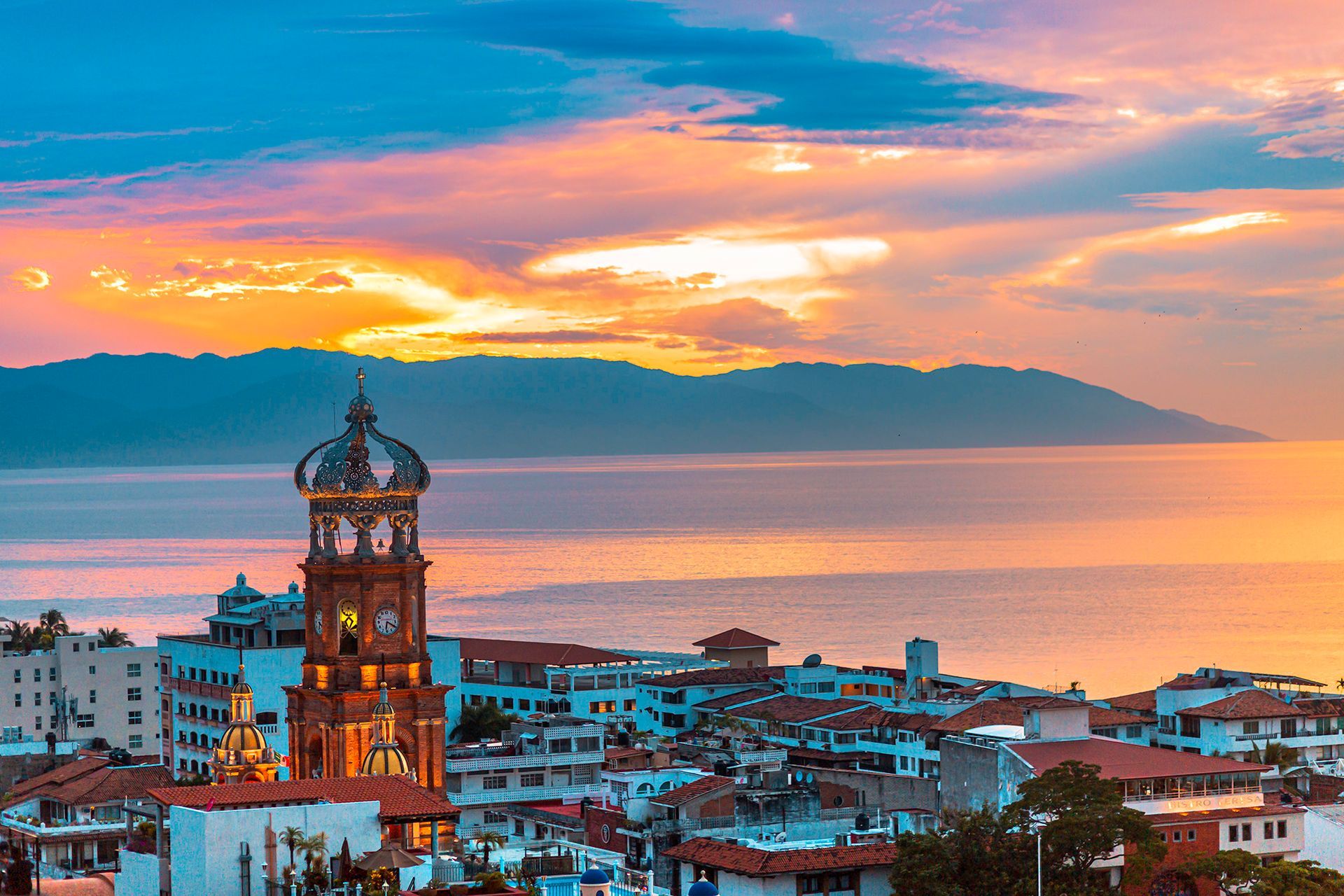 Atardecer sobre Puerto Vallarta desde un rooftop