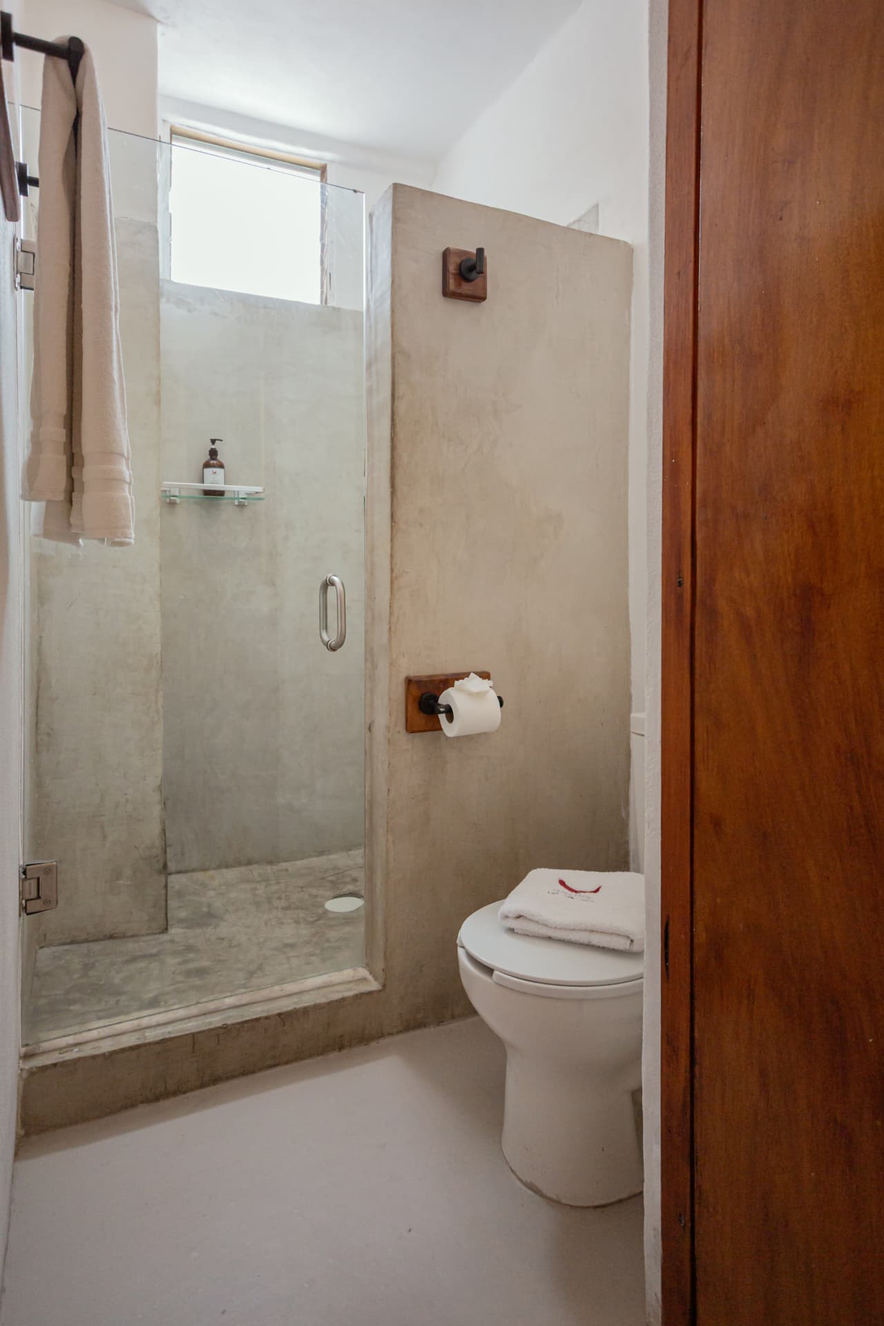 Baño privado con regadera de la habitación 301