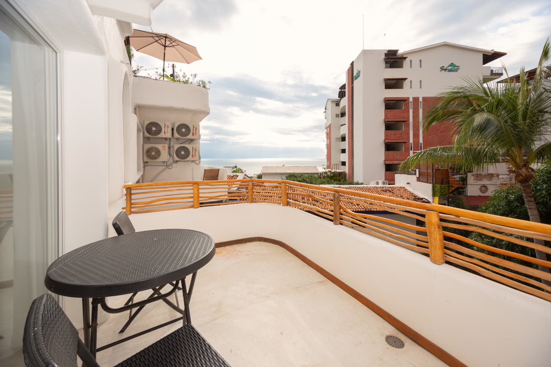 Balcón de la habitación Premium King 305 con mesa y vista hacia el mar