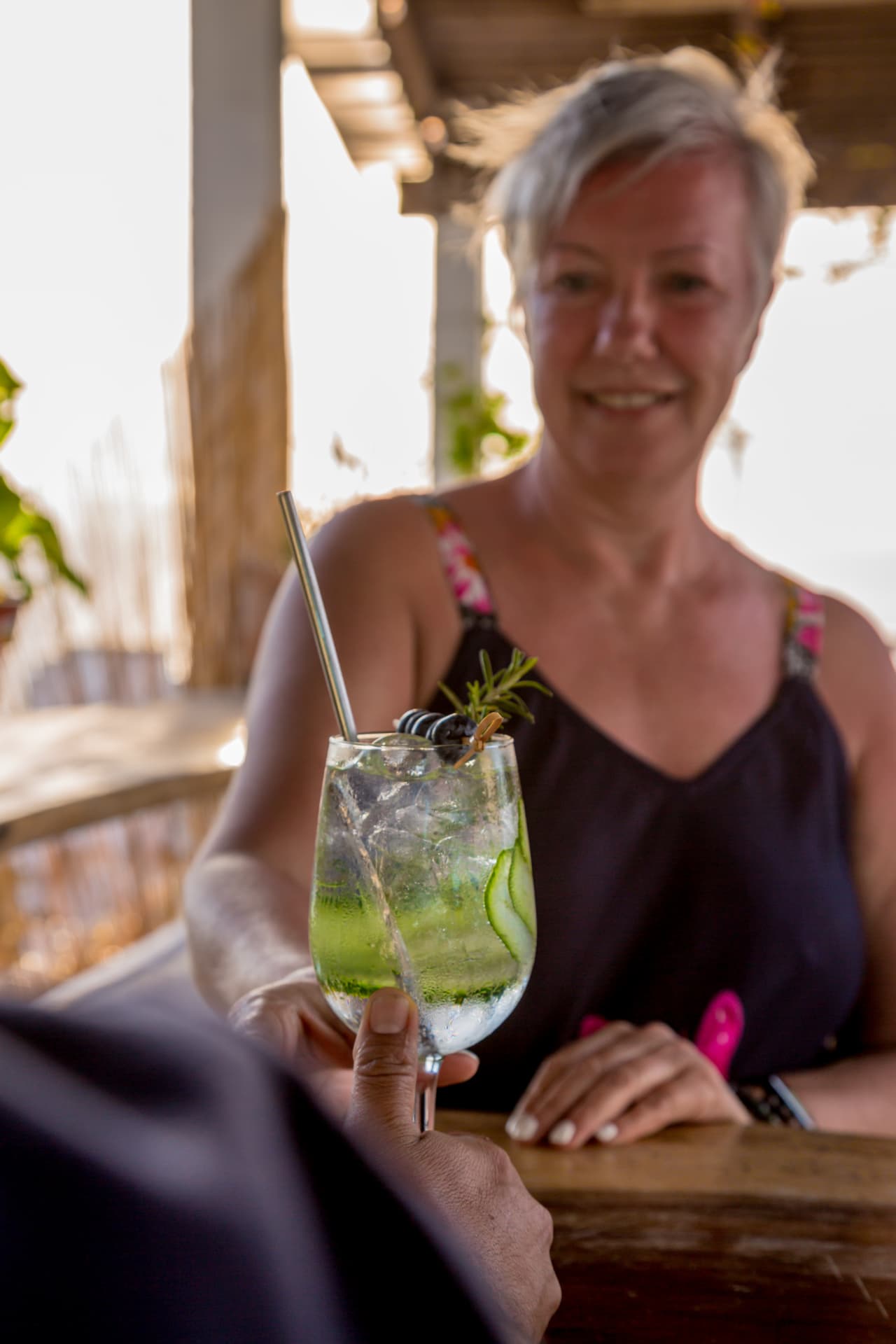 Huésped disfrutando un coctel durante una estancia de invierno en Puerto Vallarta