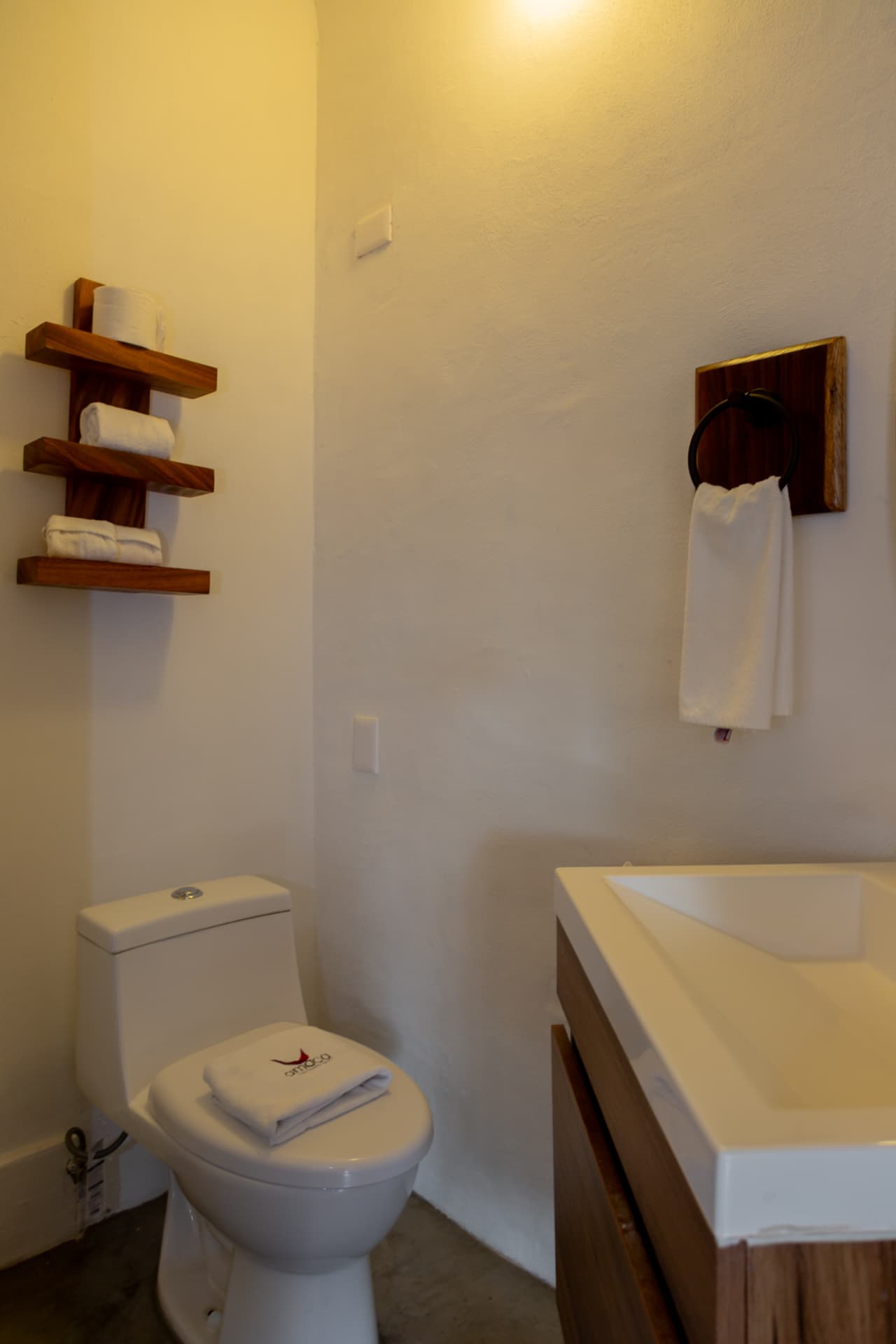 Sanitario y lavabo del baño de la habitación 306