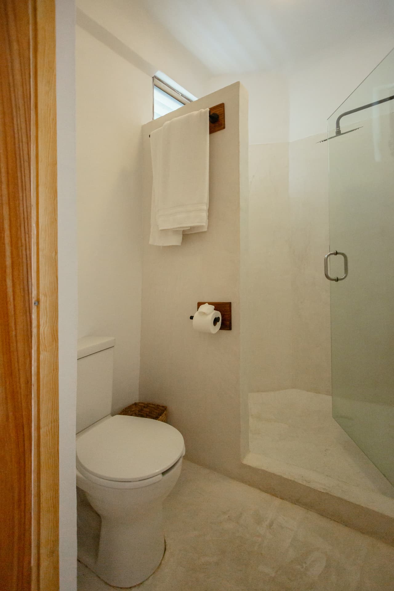 Baño de la habitación 205 con regadera