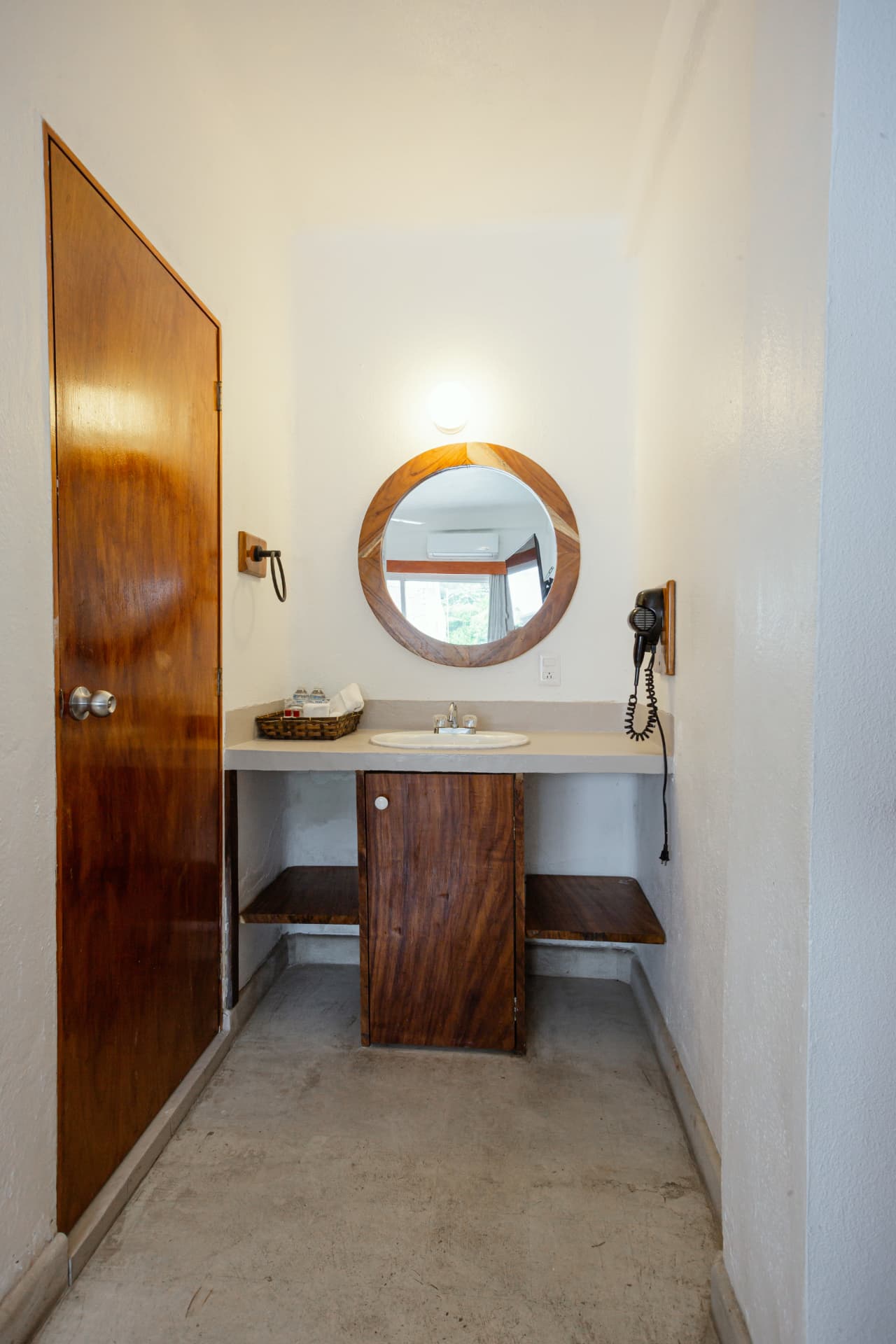 Lavabo y espejo del baño de la habitación 301