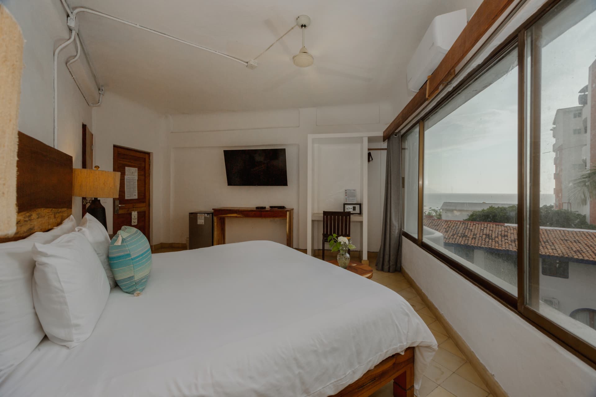 Habitación 306 con cama Queen y vista parcial al mar