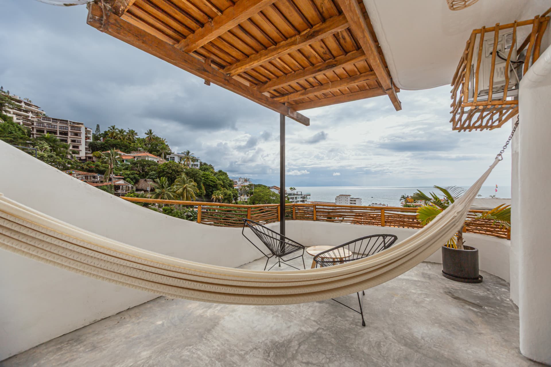 Hamaca en la terraza privada de la Deluxe Vista al Mar, frente a la bahía y las montañas