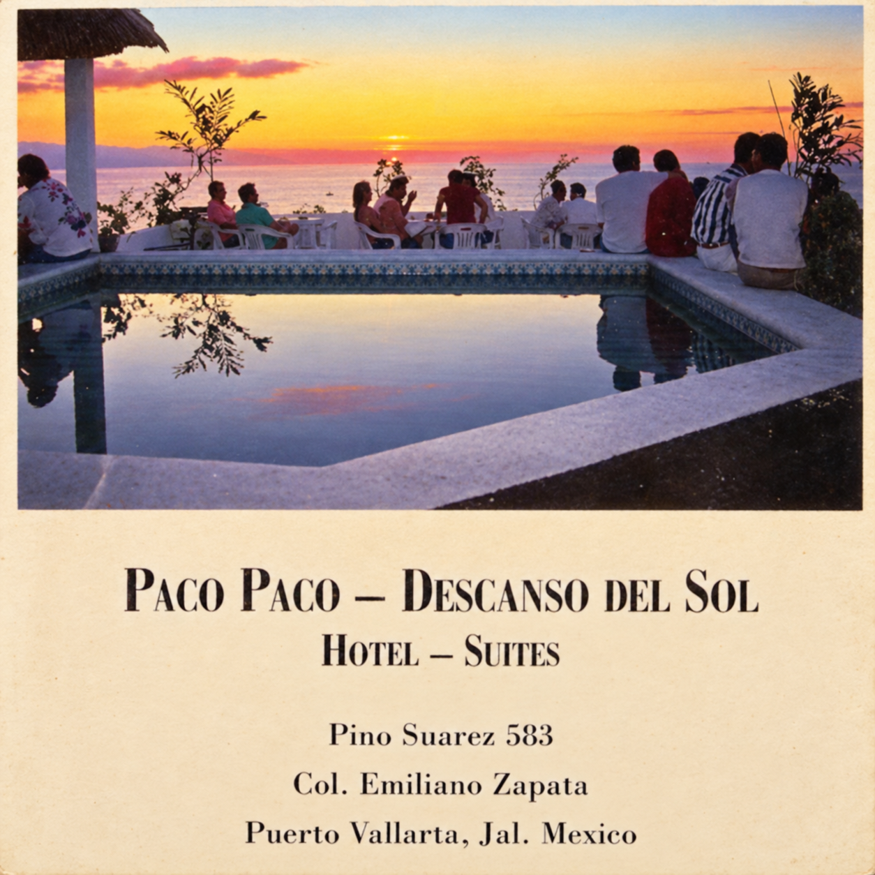 Postal vintage de Paco Paco Descanso del Sol con la piscina y huéspedes al atardecer