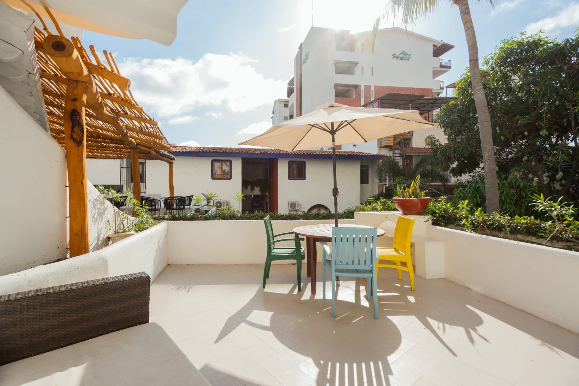 Habitación 105: terraza con sombrilla y vegetación tropical