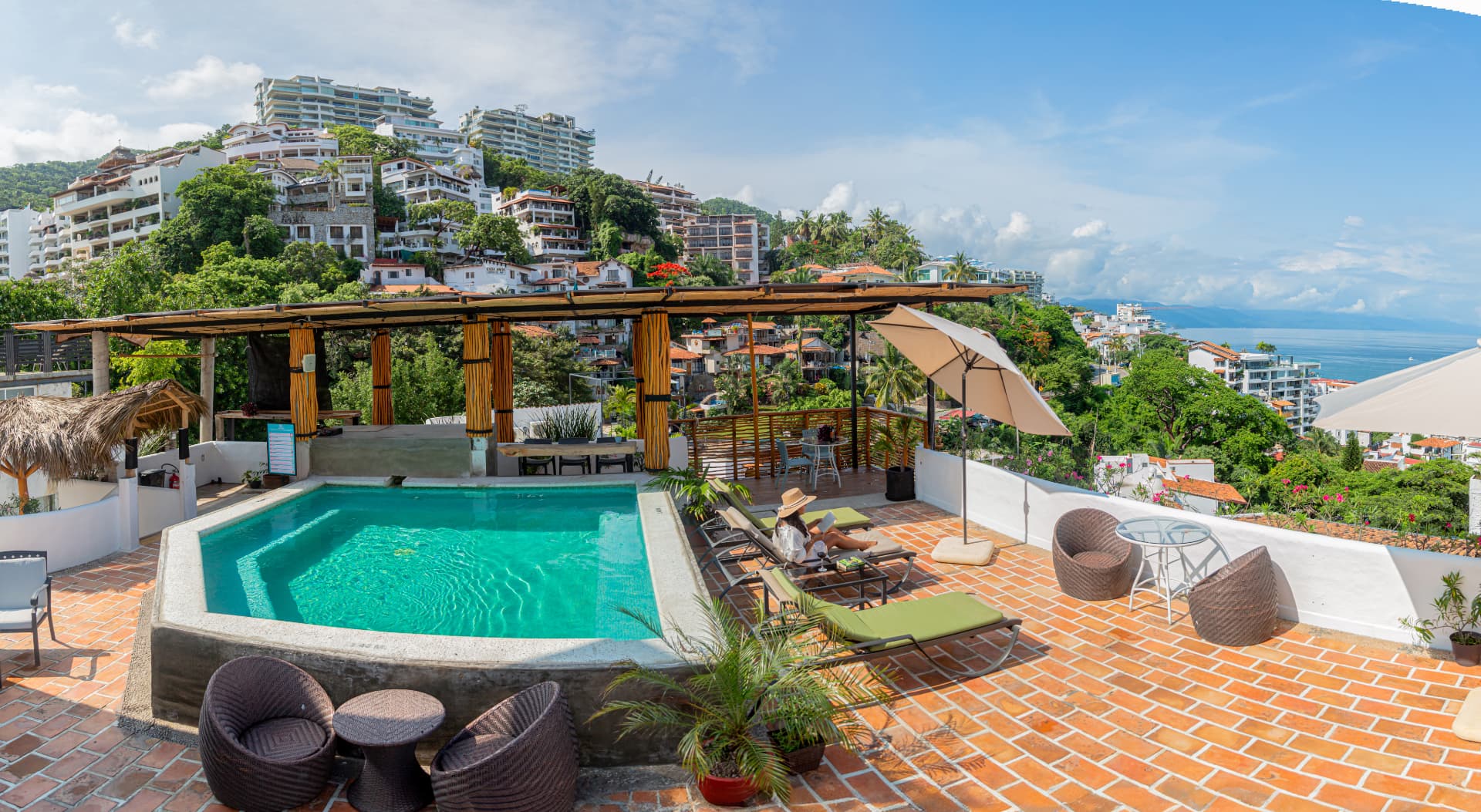 Vista panorámica de la alberca del rooftop con la Zona Romántica y el mar de fondo