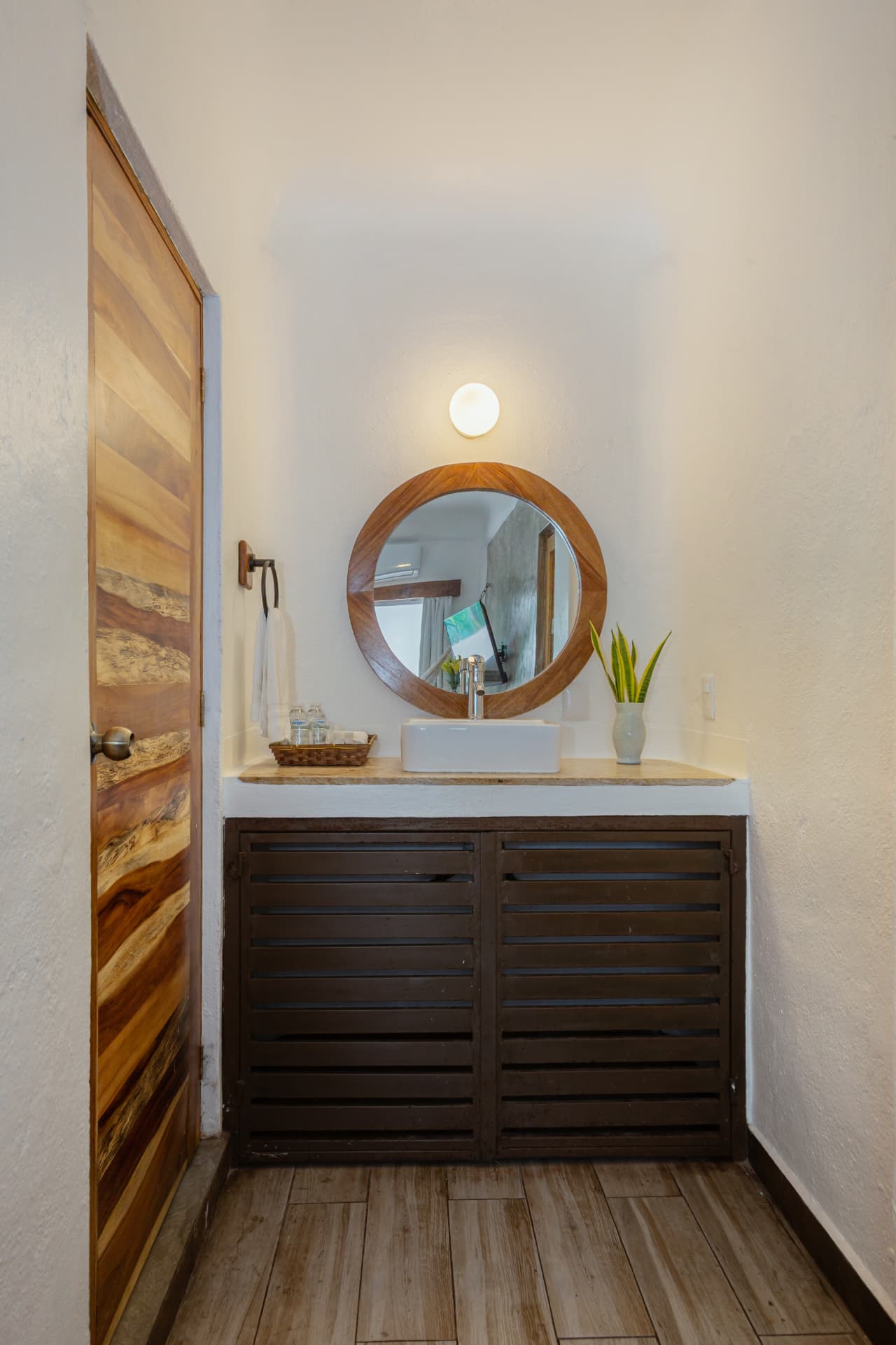 Lavabo y espejo del baño de la habitación 101