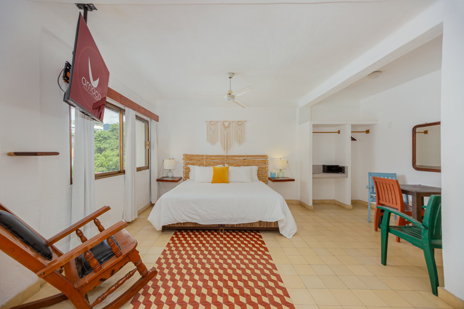 Habitación 207 con cama Queen, ropero y mesa de trabajo