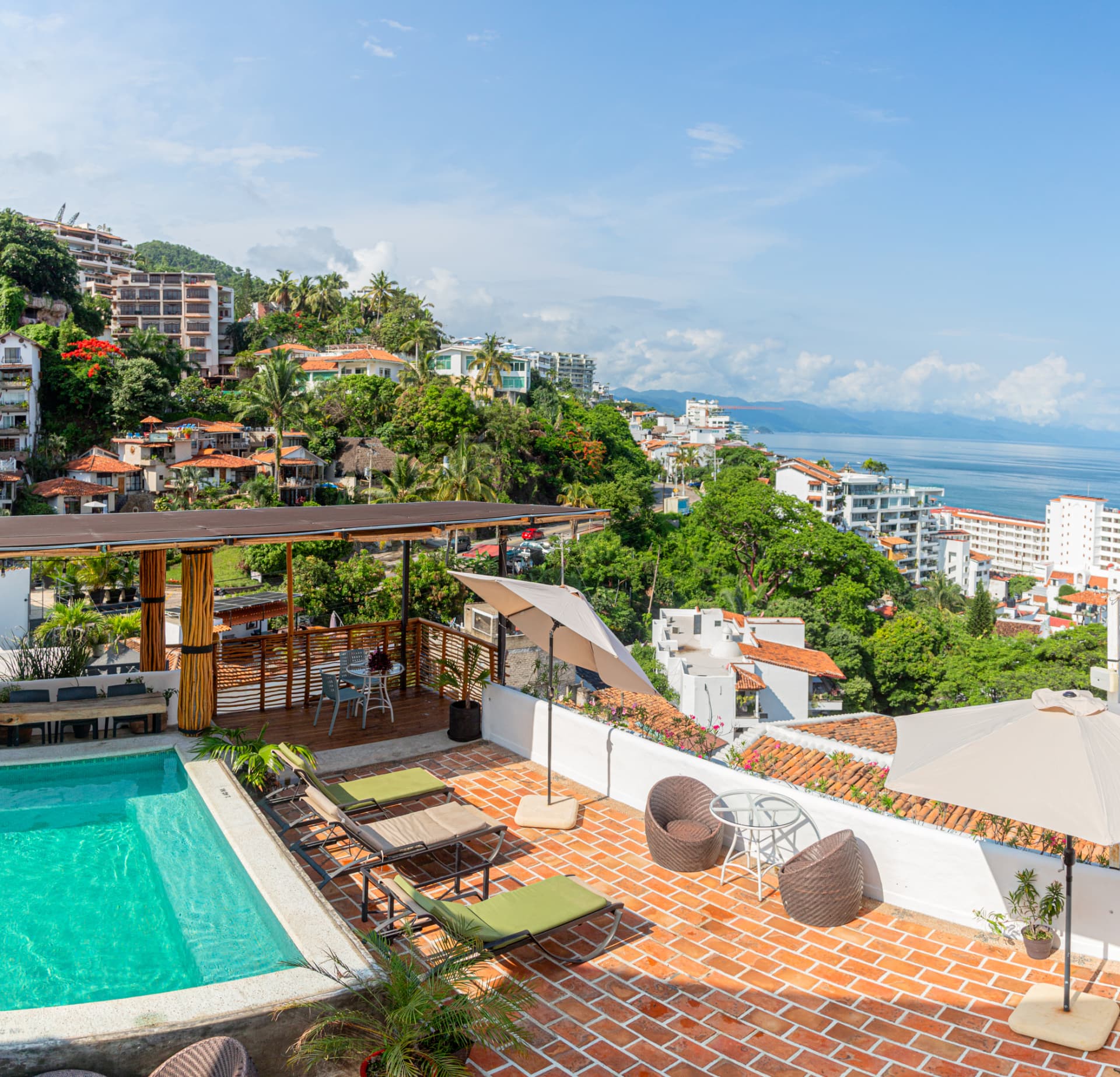 Vista panorámica del rooftop de Amaca hacia Puerto Vallarta