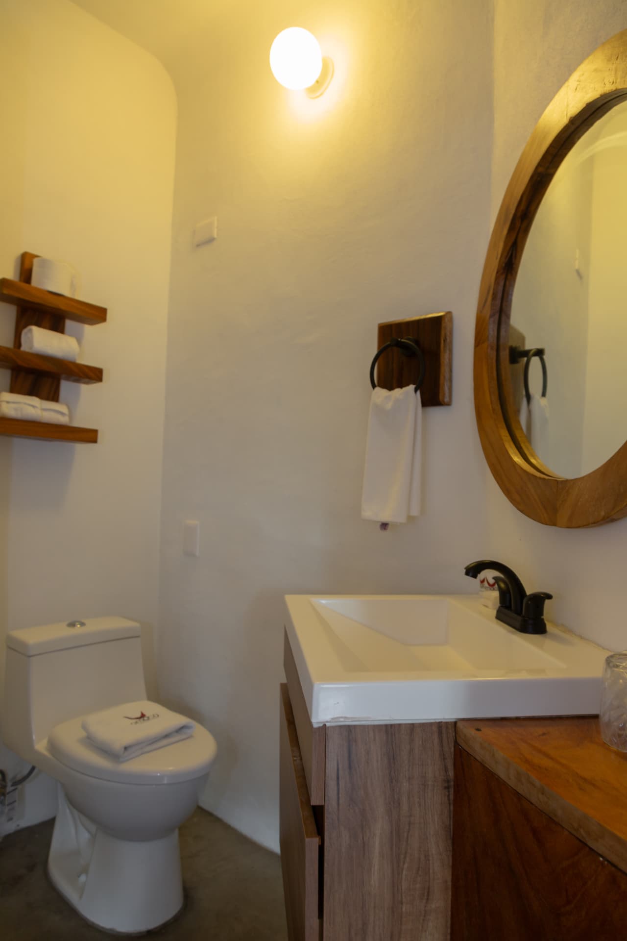 Lavabo y espejo del baño de la habitación 306