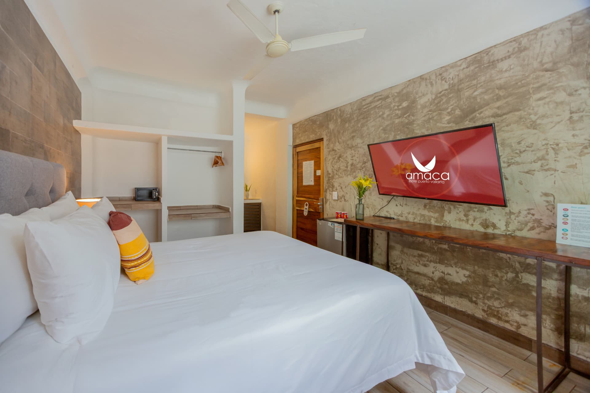 Interior de la habitación 101 con televisión y ropero