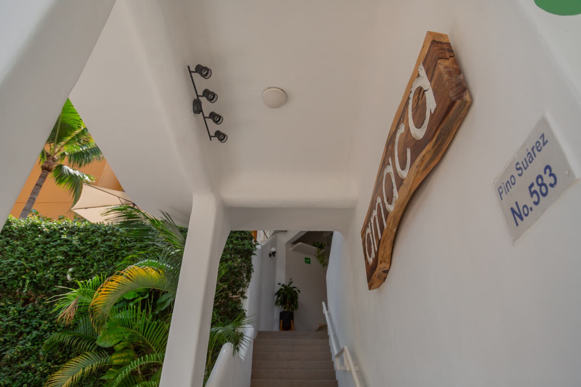 Escaleras y mural interior de Amaca que conectan los niveles del edificio