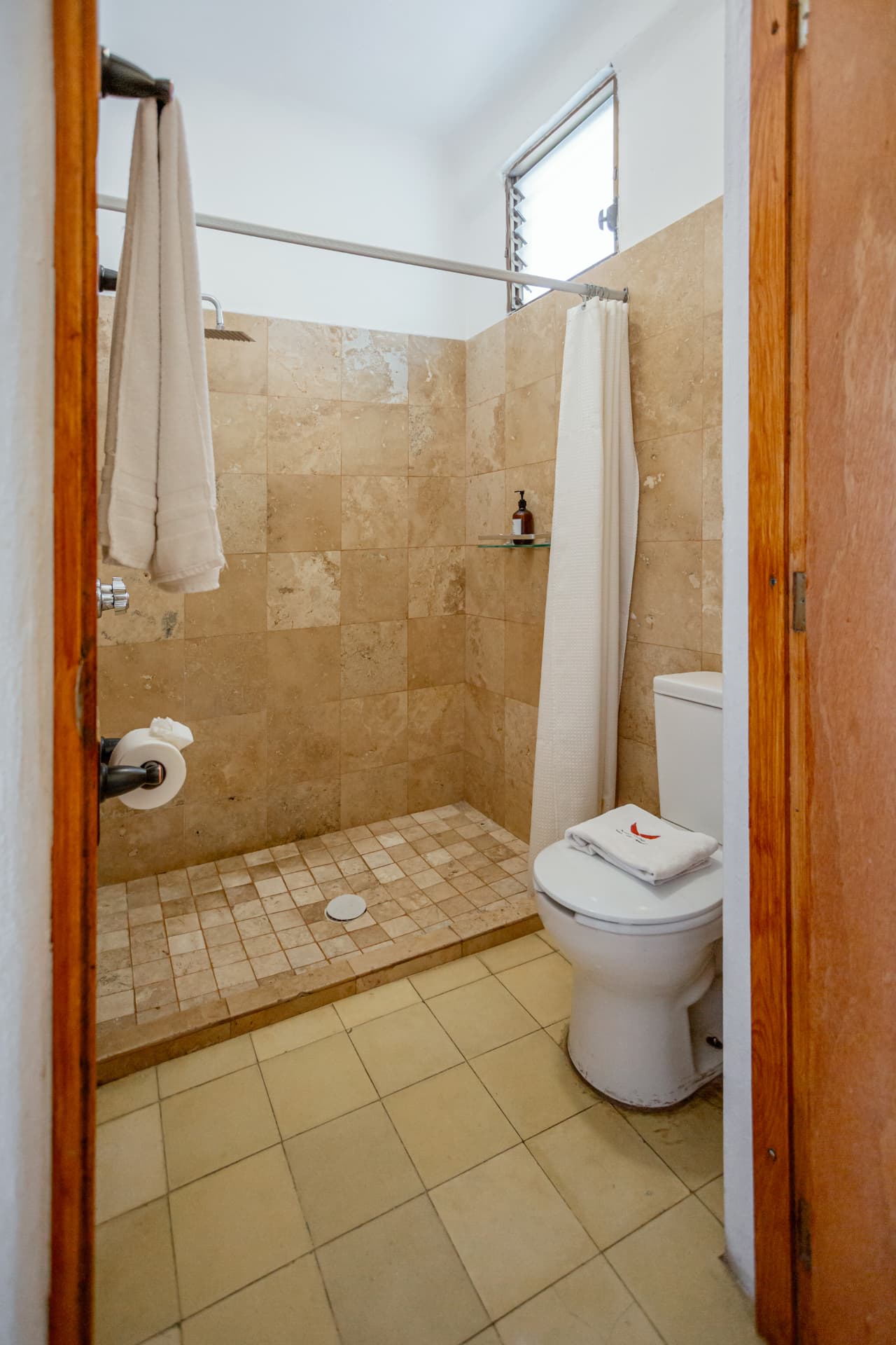 Baño de la habitación 304 con regadera de piedra y sanitario