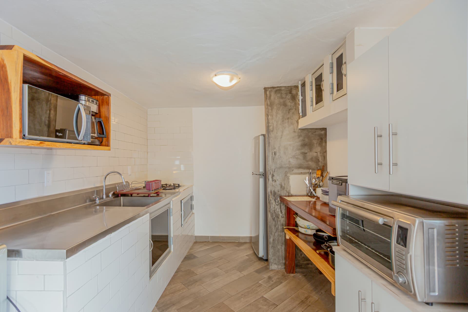 Cocineta equipada del Penthouse con refrigerador, microondas y horno