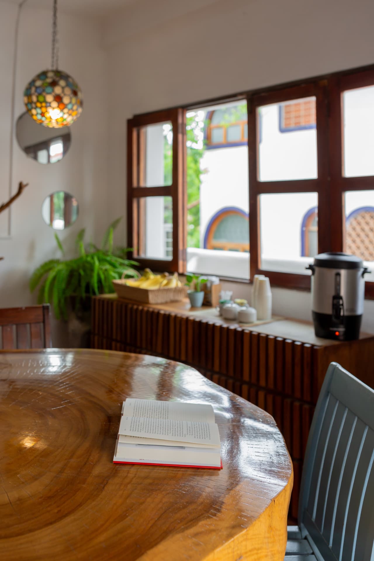 Libro abierto sobre la mesa de parota del lobby