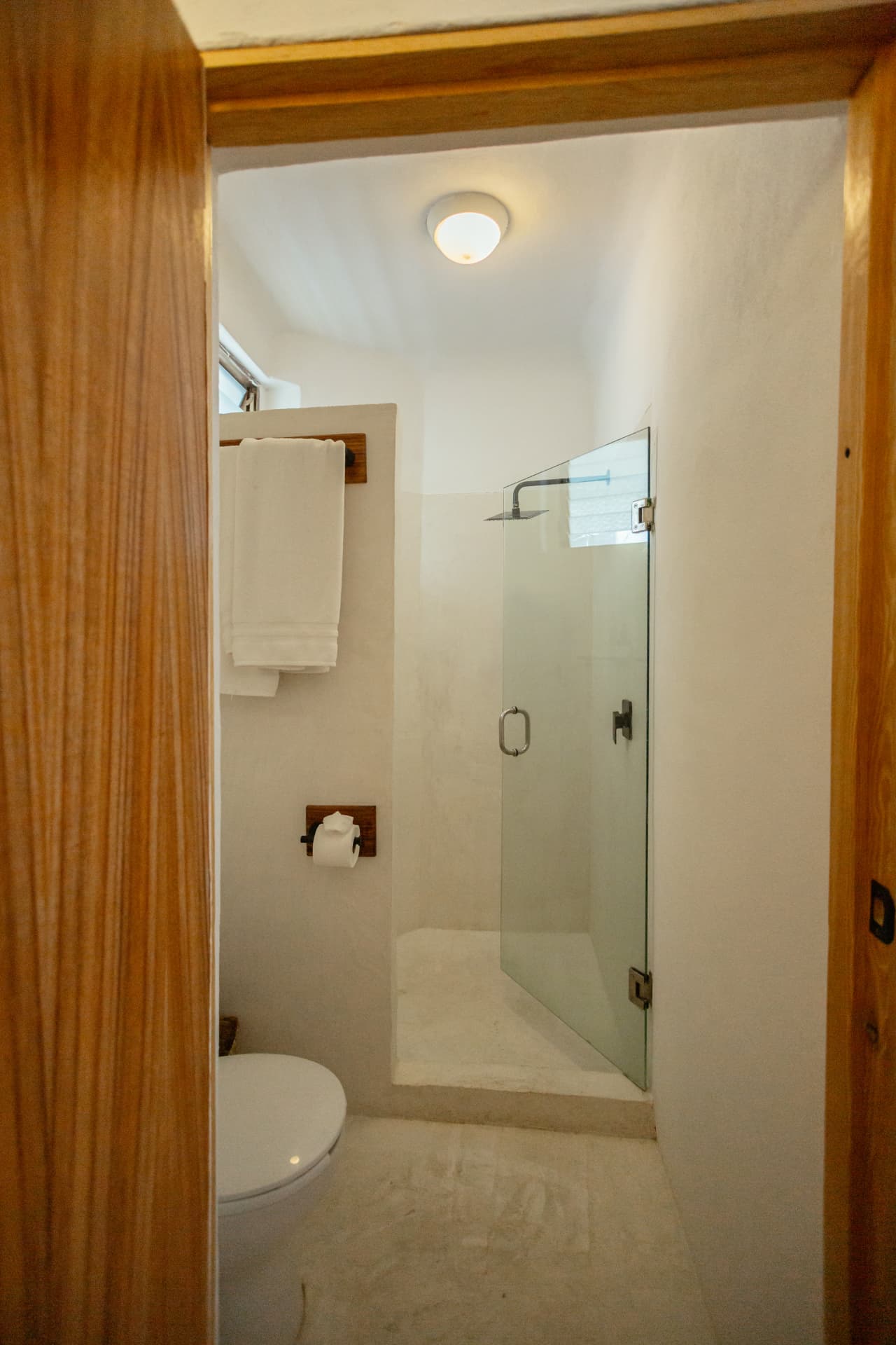 Regadera de la habitación 205 con puerta de vidrio