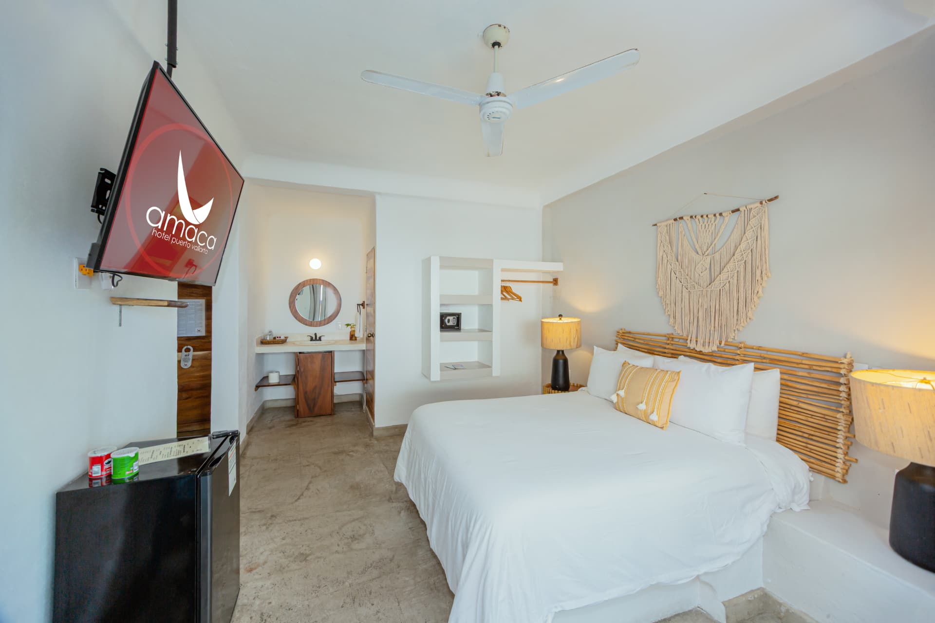Habitación 201 con cama, televisión y acceso al baño