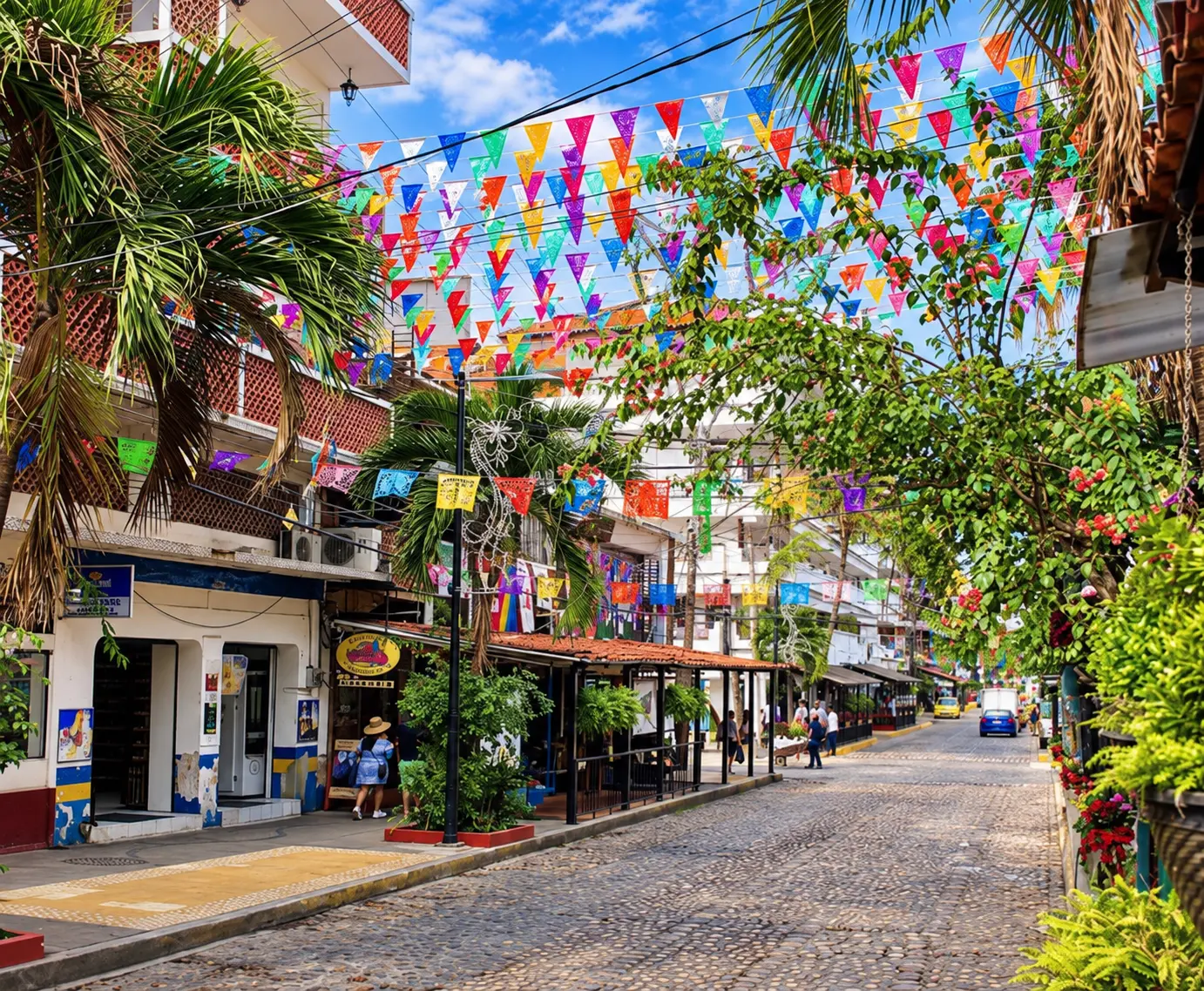 Calle empedrada de la Zona Romántica con papel picado de colores