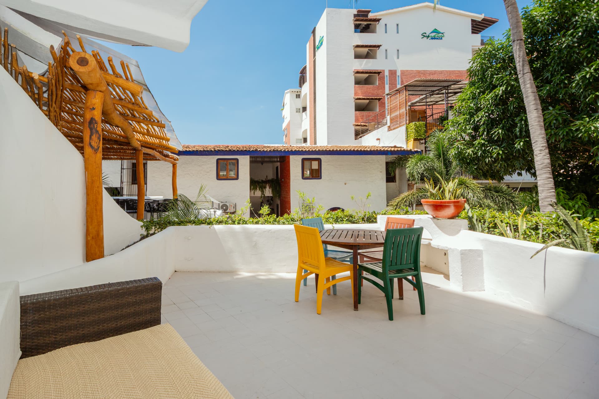 Habitación 105: terraza con pérgola de madera y vista al jardín