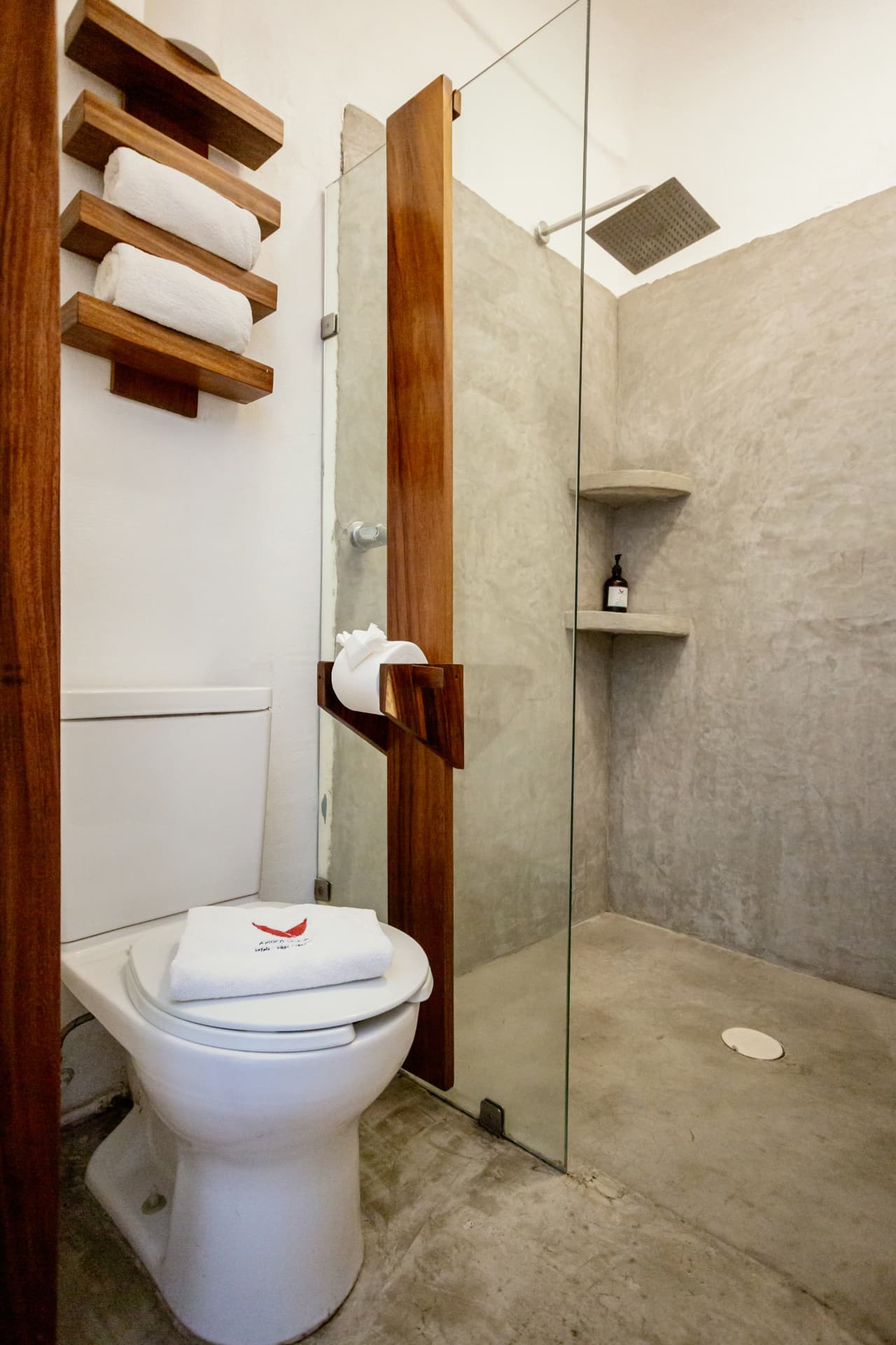 Baño privado de la habitación 108, vista desde la puerta