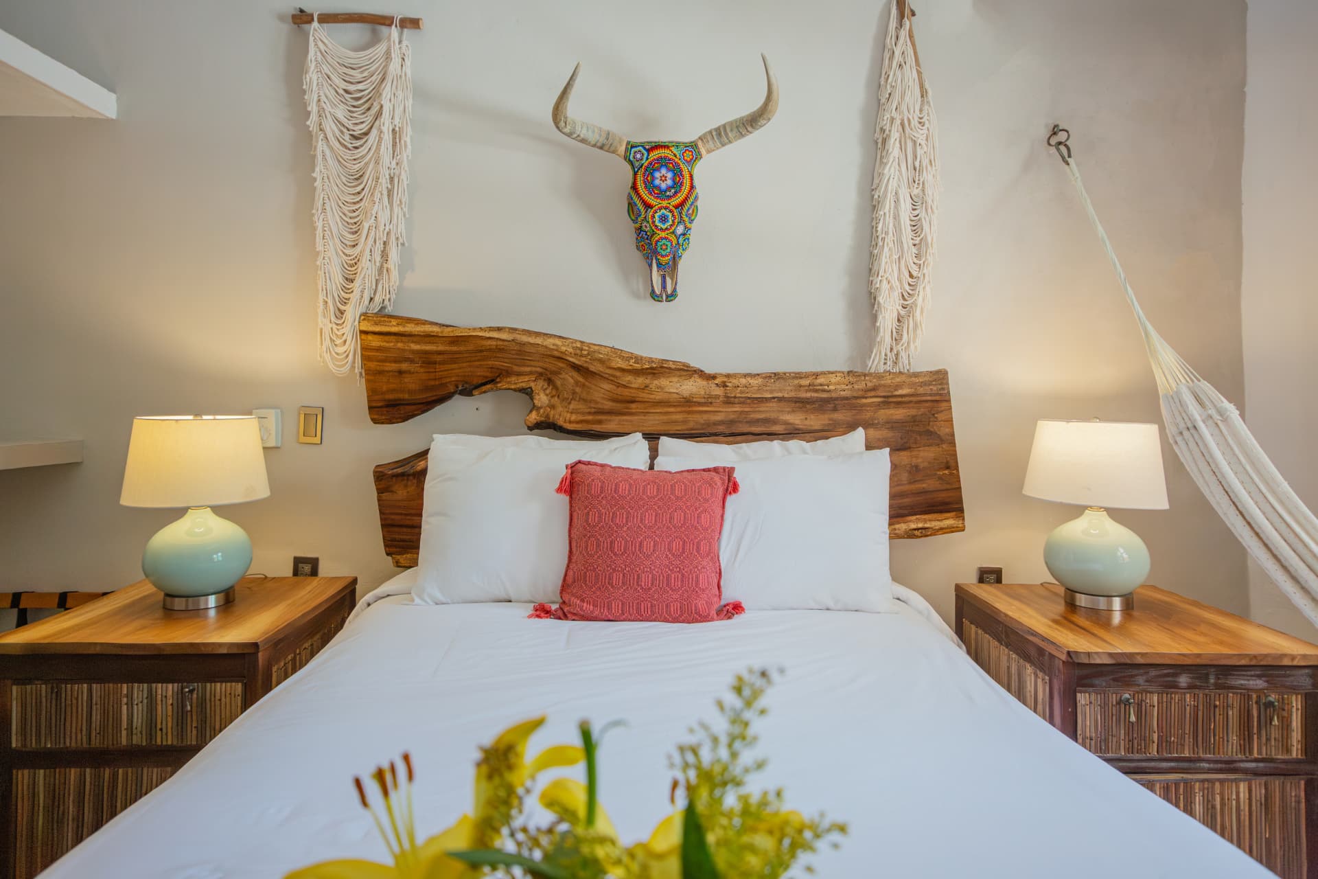 Cama Queen de la habitación 108 con cabecera de madera