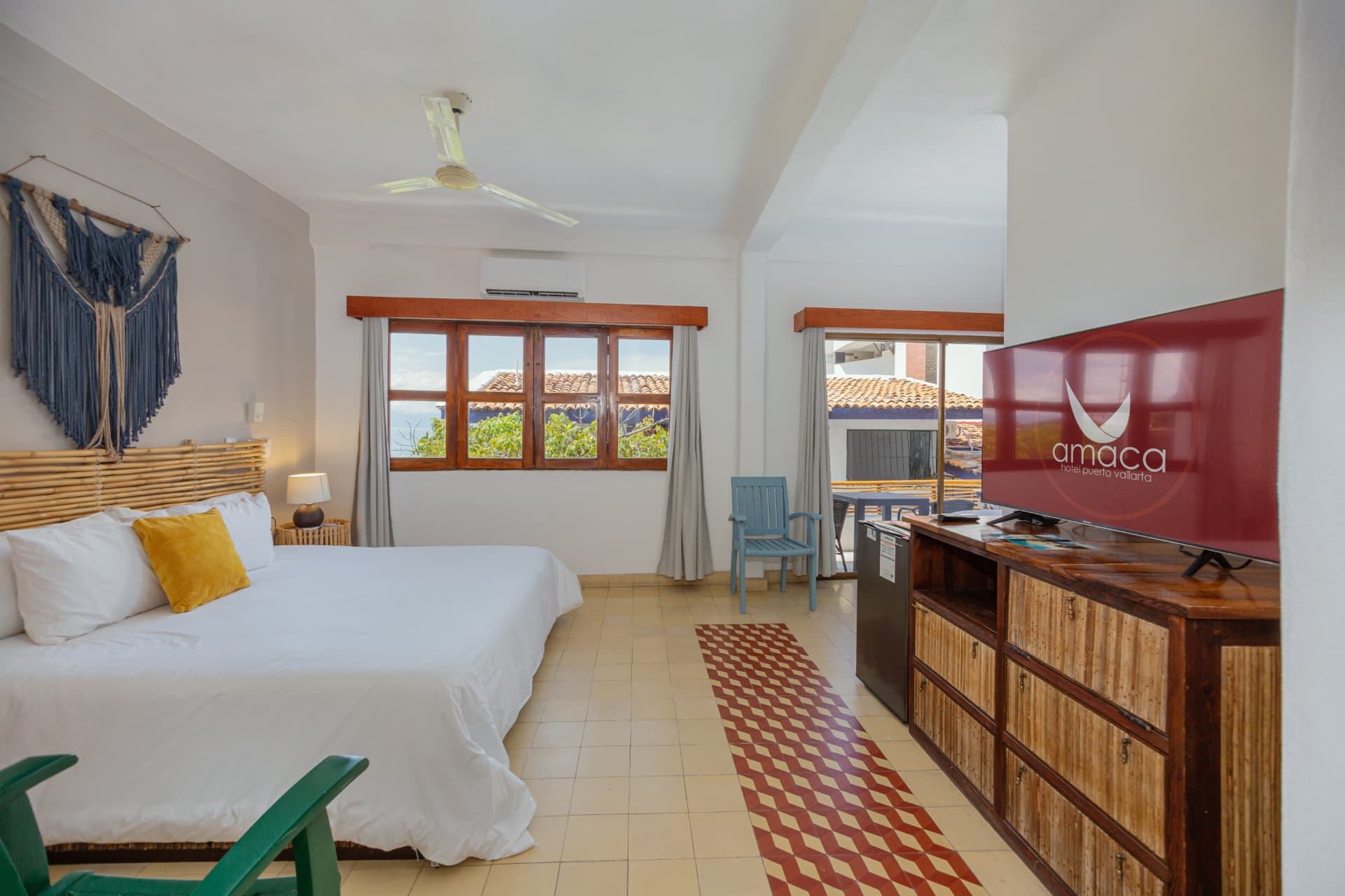 Habitación 202: vista amplia con cama King, TV Amaca, clóset y puerta al balcón