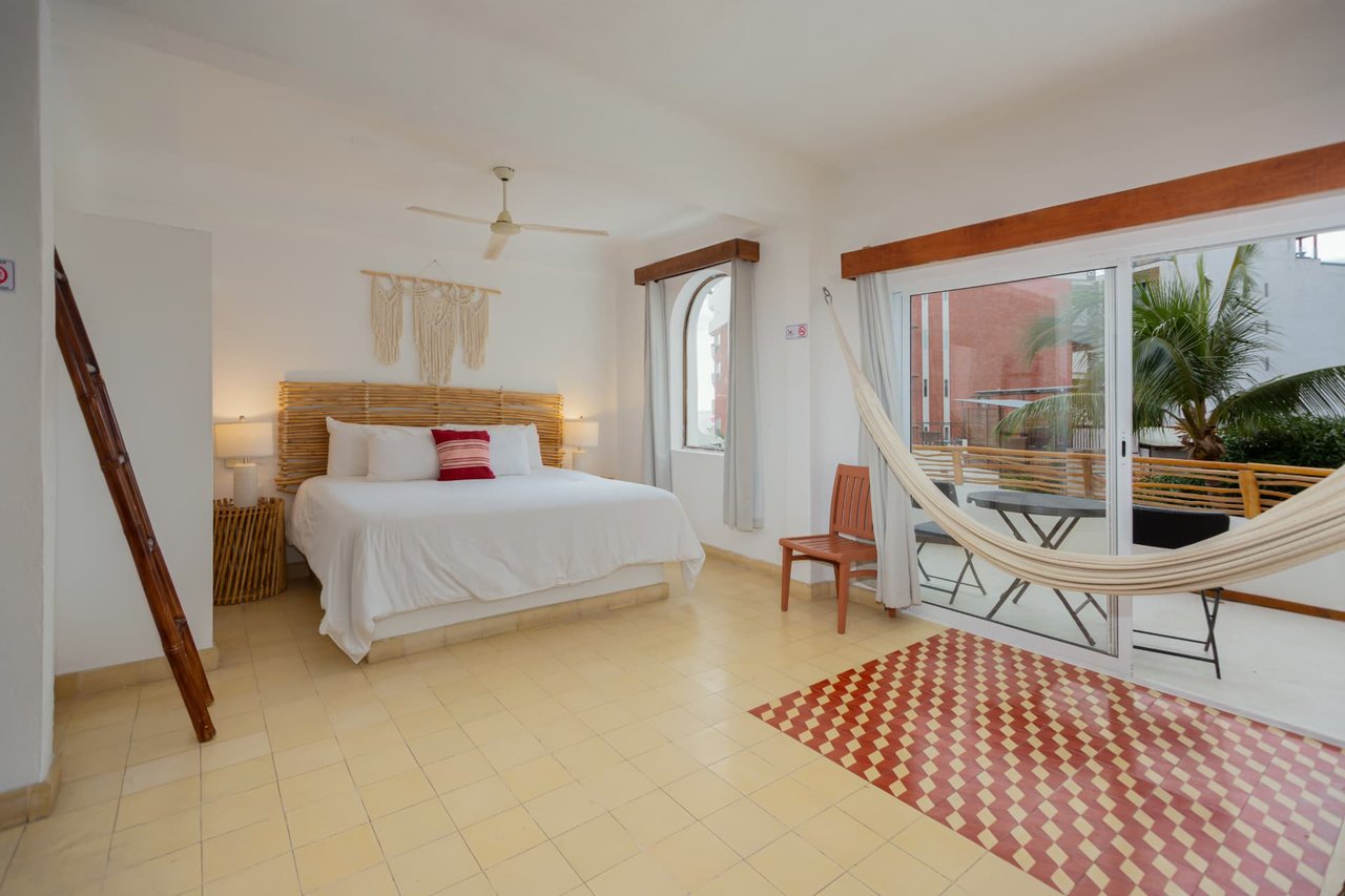 Habitación Premium King 305 de Amaca con cama King, hamaca y balcón privado