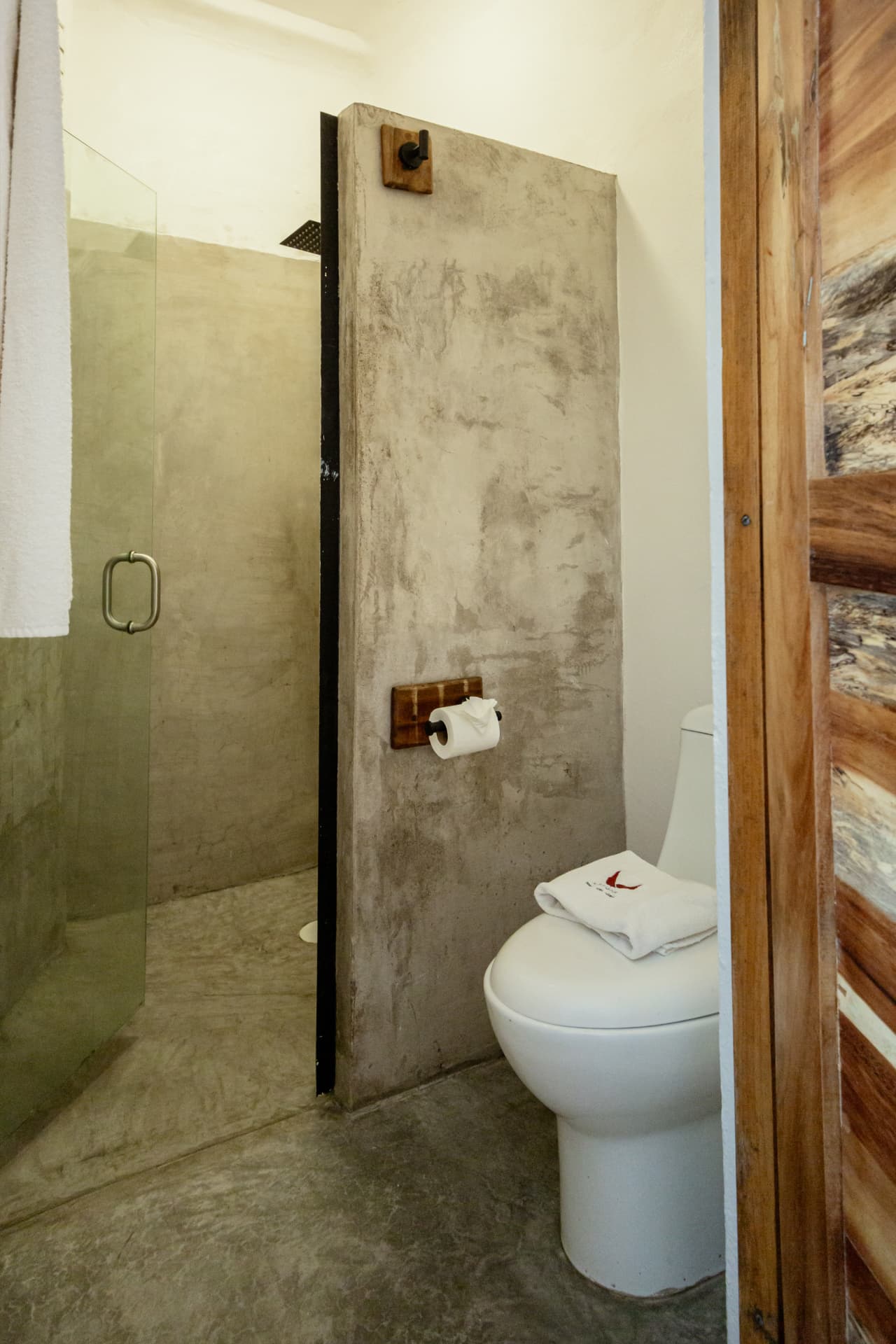 Baño privado con regadera de la habitación 101