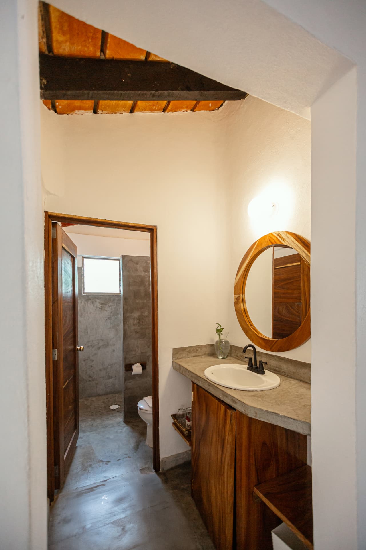 Baño de la habitación 307 con regadera de concreto vista desde la entrada