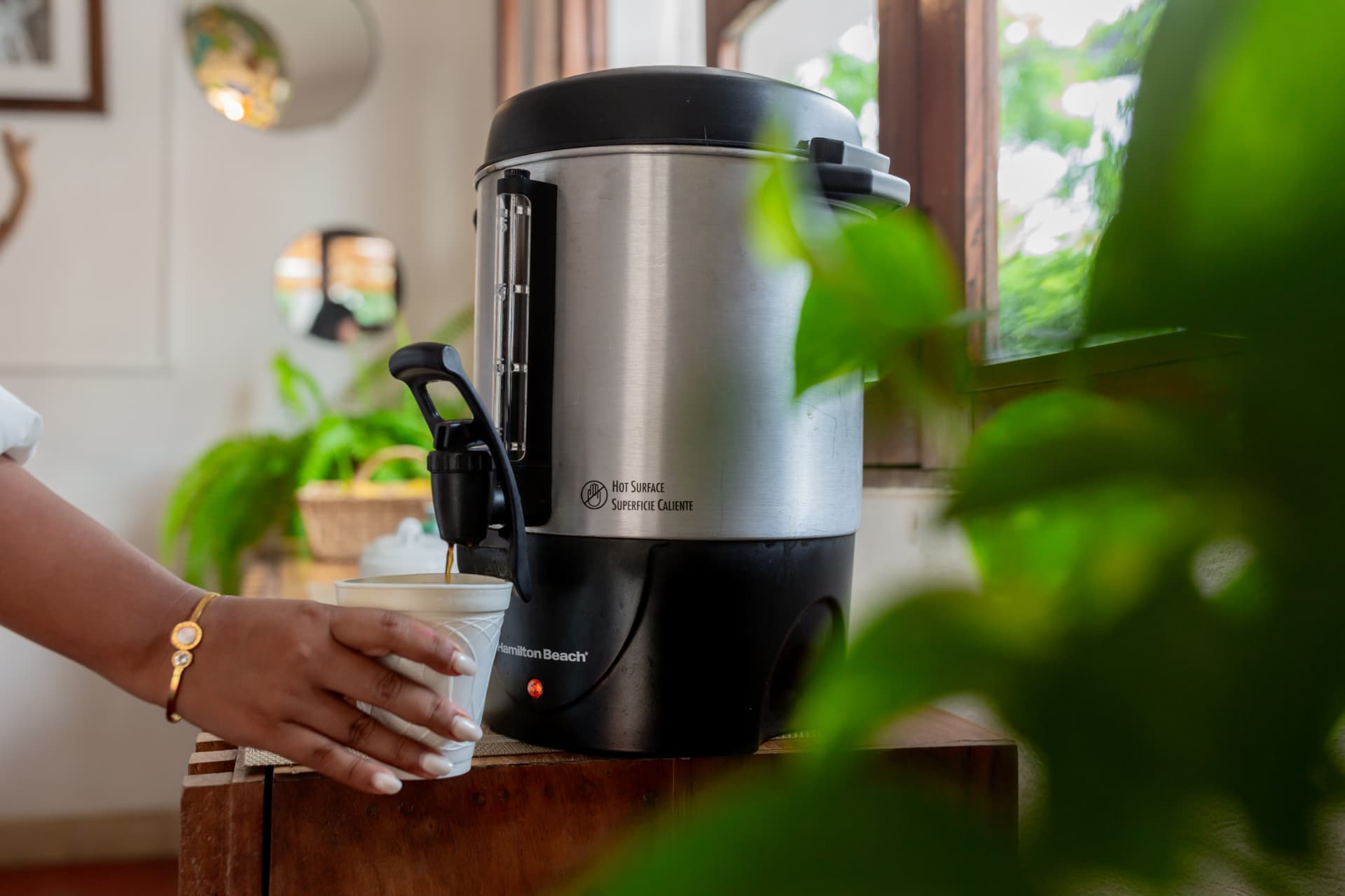 Café de cortesía servido en el área de café del primer piso de Amaca