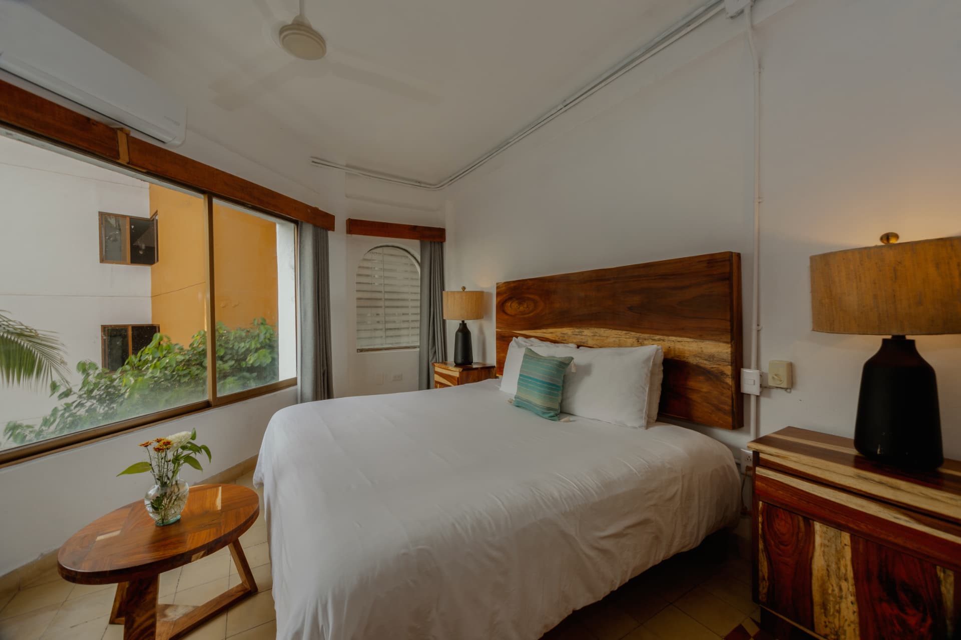 Interior de la habitación 306 con cama Queen