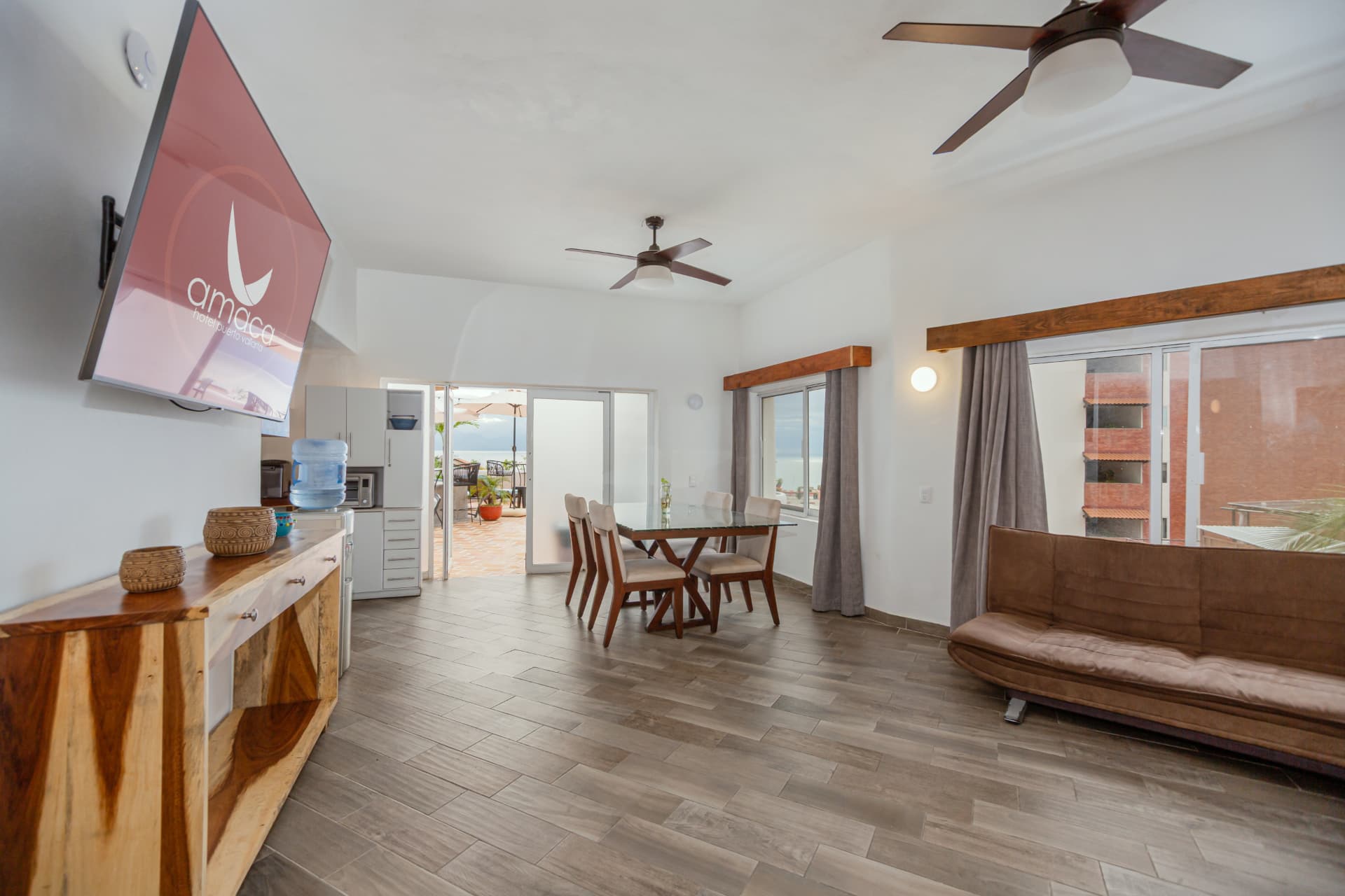 Estancia del Penthouse conectada con la terraza y la vista al mar