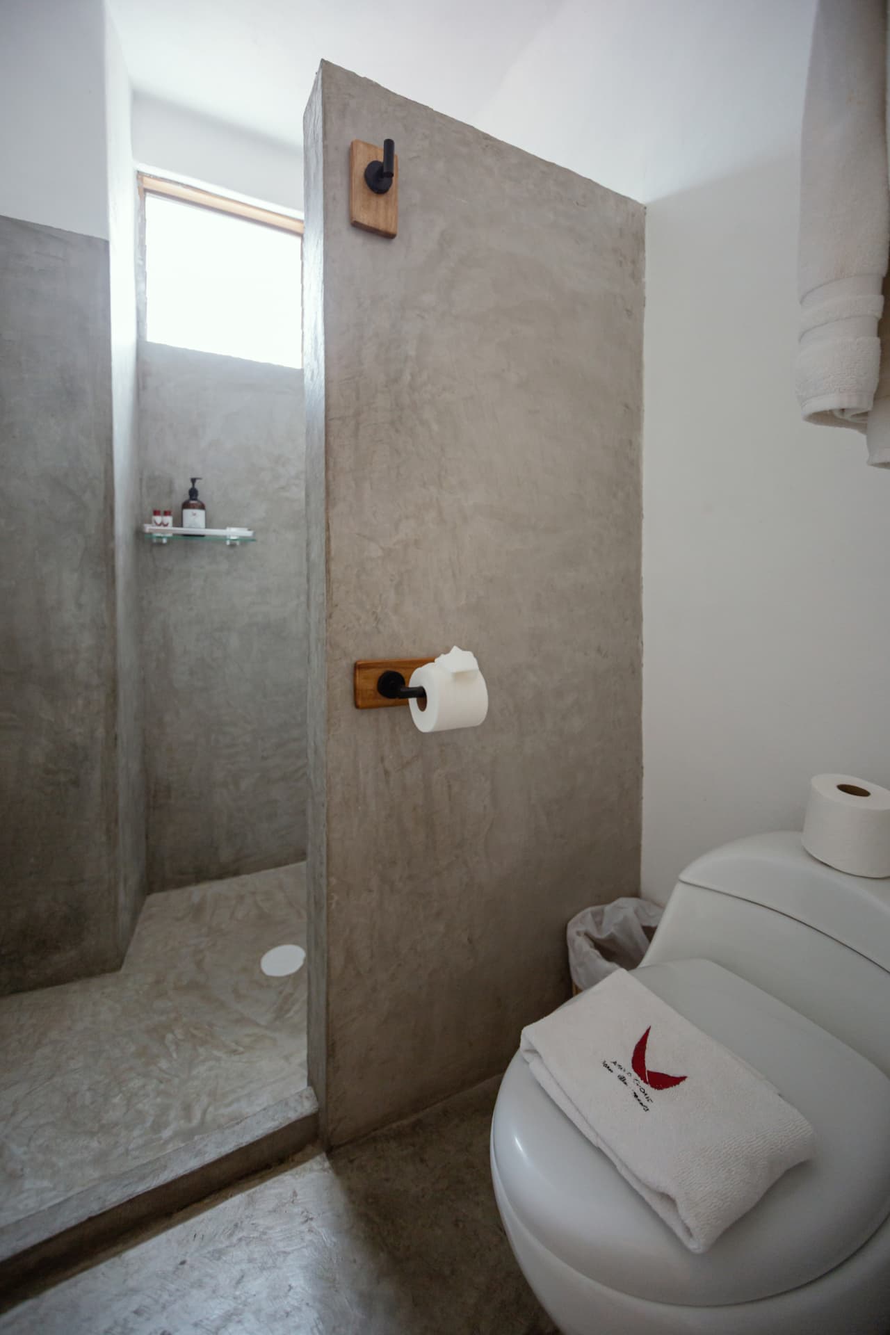 Regadera del baño privado de la habitación 207